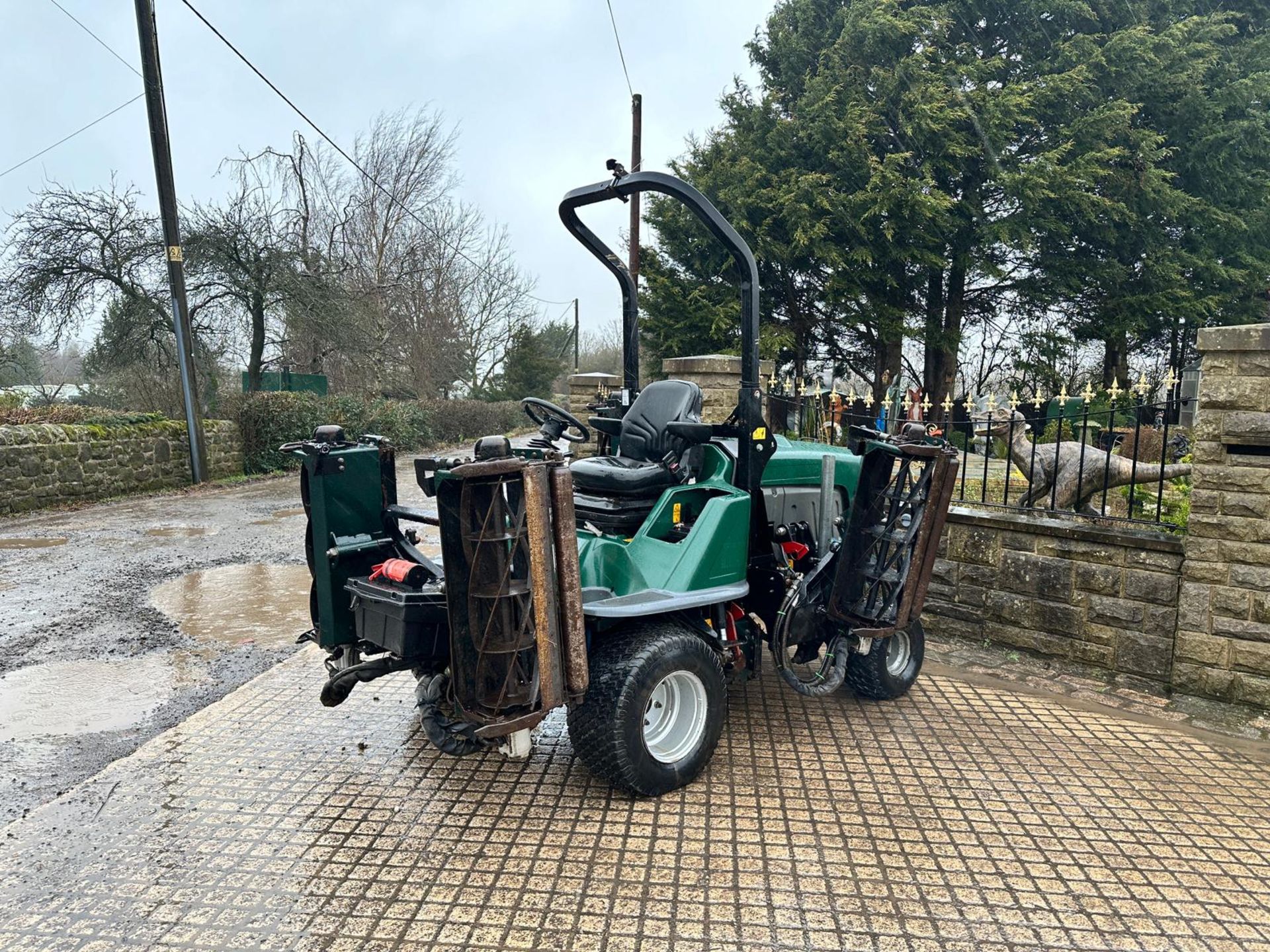 2009 HAYTER T424 4WD 5 GANG RIDE ON CYLINDER MOWER *PLUS VAT* - Image 2 of 19