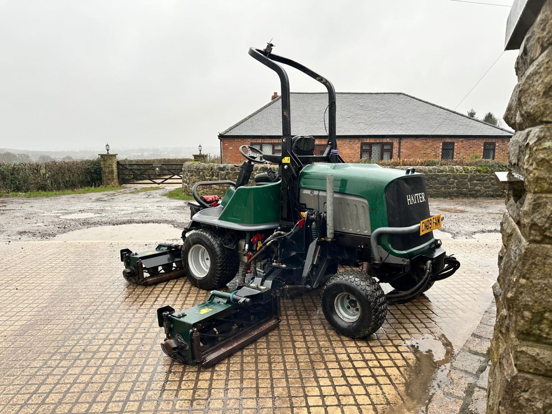 2009 HAYTER T424 4WD 5 GANG RIDE ON CYLINDER MOWER *PLUS VAT* - Image 5 of 19