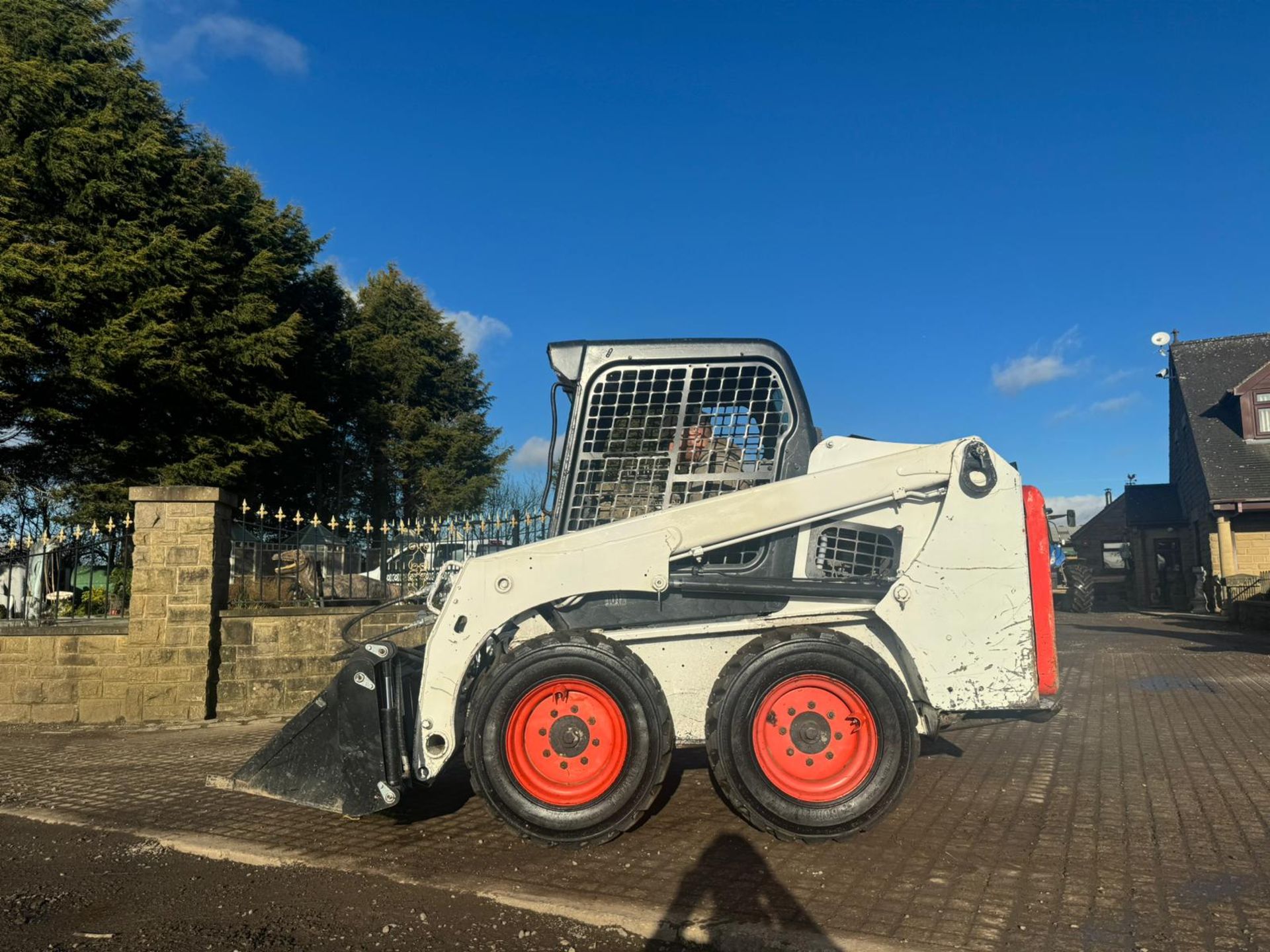 2015 BOBCAT S450 WHEELED SKIDSTEER LOADER WITH 65 INCH 4 IN 1 BUCKET *PLUS VAT* - Image 6 of 14