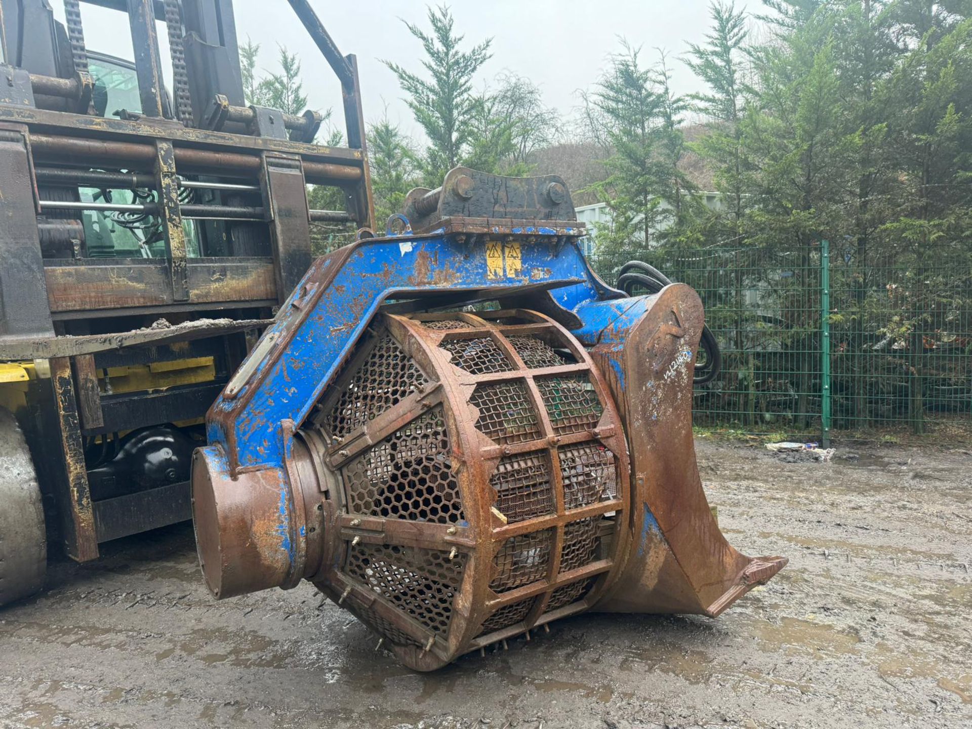 TREVI-BENNE 54” HYDRAULIC SCREENING BUCKET WITH TEETH *PLUS VAT* - Image 6 of 9