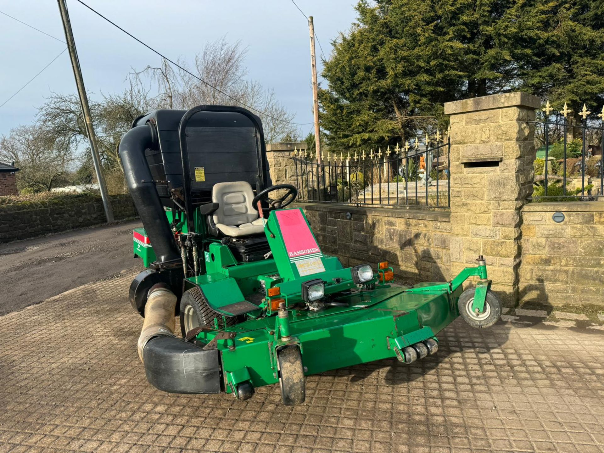 RANSOMES T-33D OUT FRONT COLLECTOR RIDE ON LAWN MOWER 33HP *PLUS VAT* - Image 2 of 17