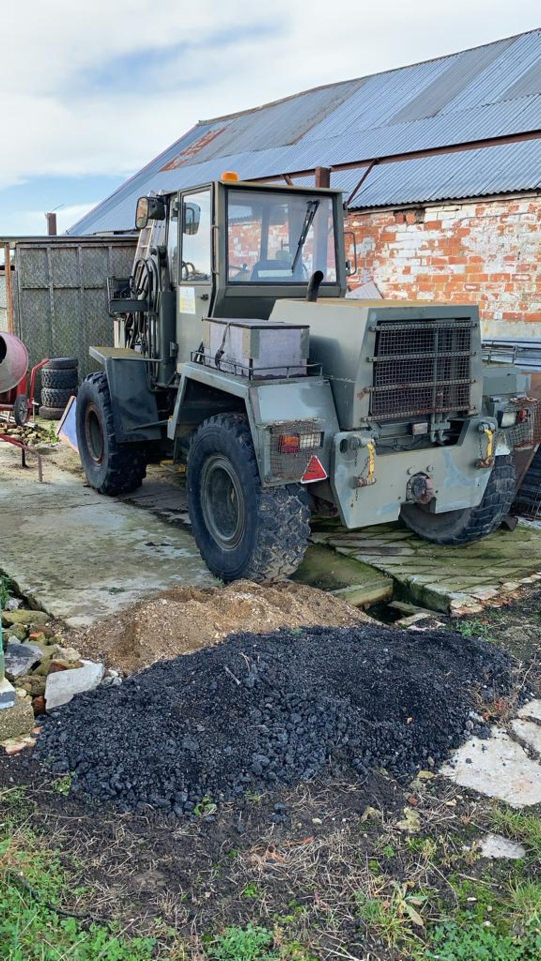 1986 JCB WHEELED LOADING SHOVEL, FULL MILITARY SPEC WITH BLAST ARMOUR, 2 WHEEL & 4 WHEEL DRIVE - Image 2 of 8