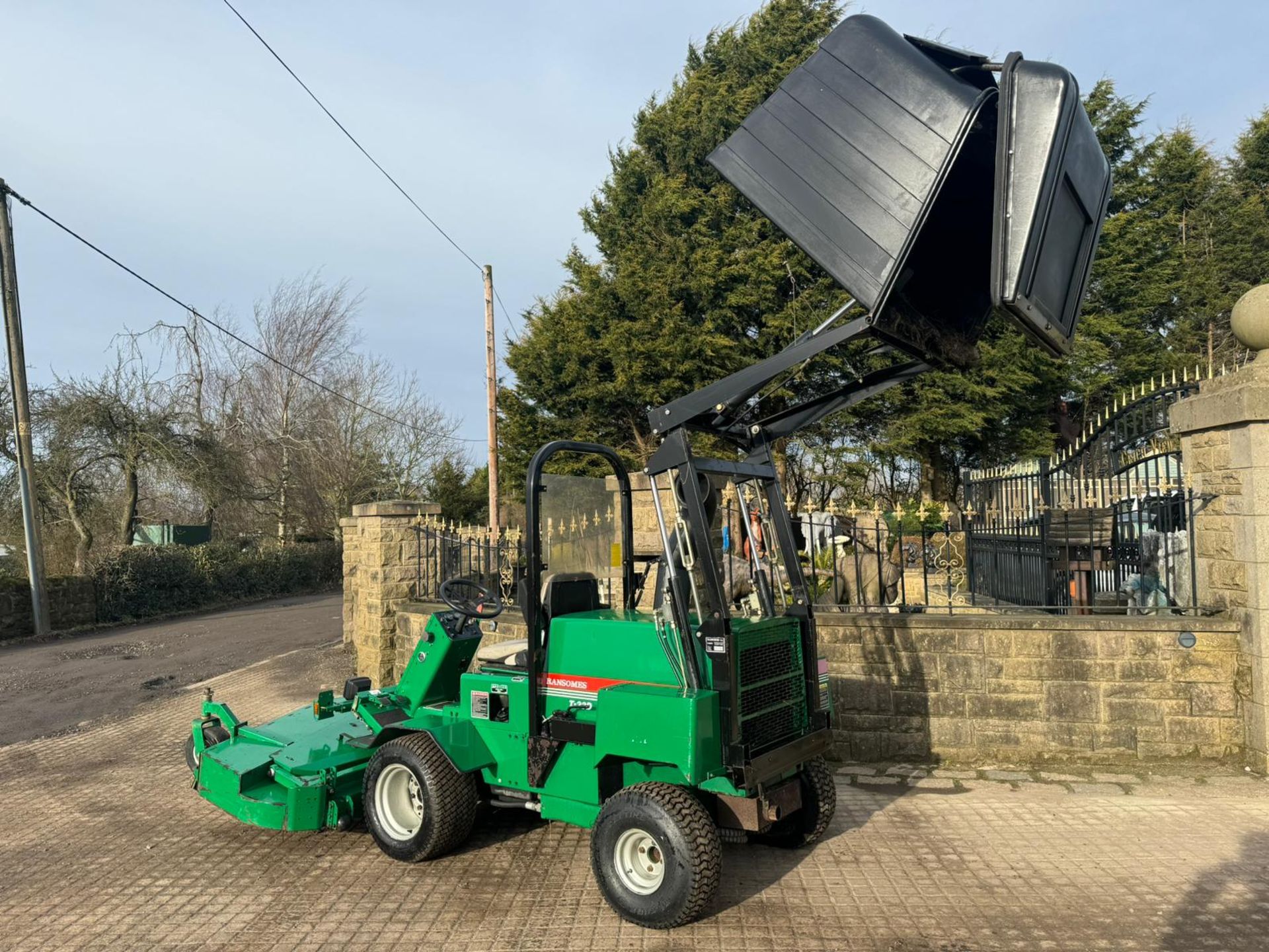 RANSOMES T-33D OUT FRONT COLLECTOR RIDE ON LAWN MOWER 33HP *PLUS VAT* - Image 9 of 17