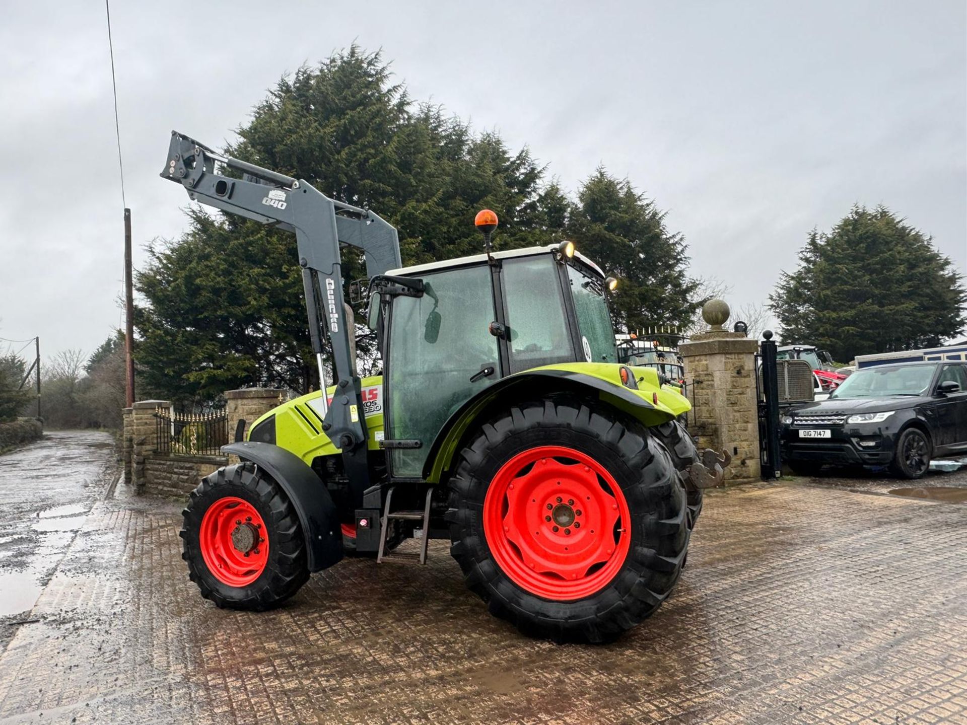2010 CLASS AXIOS 330CX 92HP PREMIUM TRACTOR WITH QUICKE Q40 FRONT LOADER *PLUS VAT* - Image 10 of 28