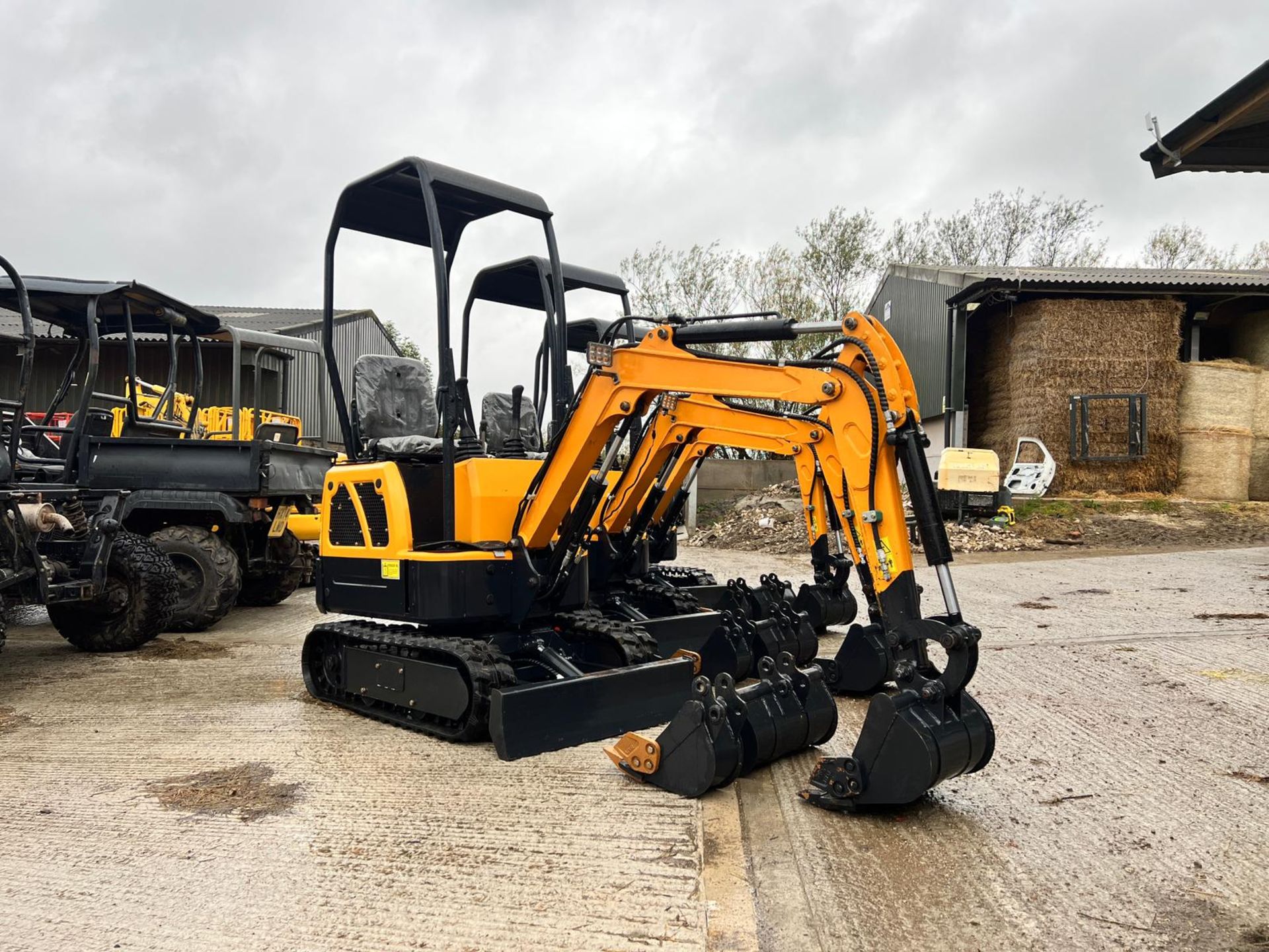 Unused LM10 1 Ton Mini Digger With Blade *PLUS VAT* - Image 11 of 12