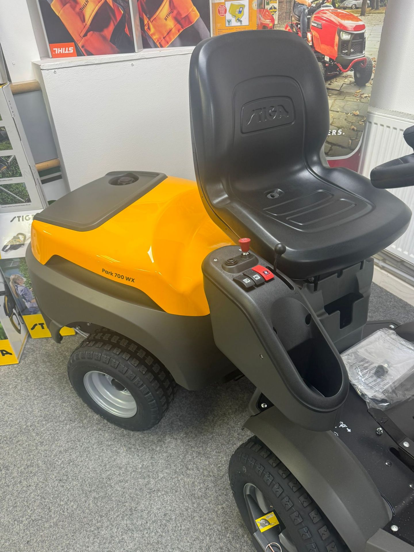 NEW/UNUSED STIGA PARK 700 WX RIDE ON LAWN MOWER 4X4 OUT FRONT *PLUS VAT* - Image 13 of 16