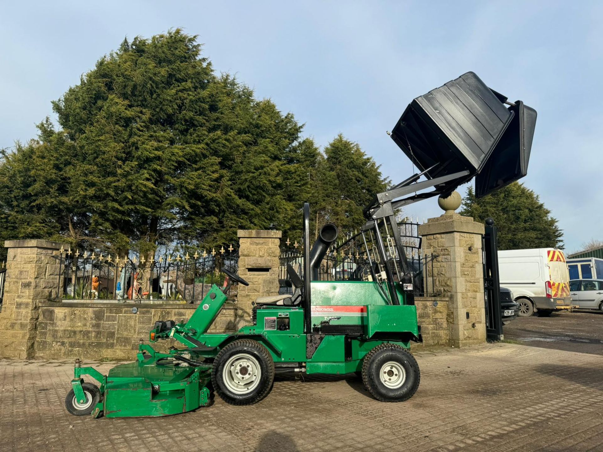 RANSOMES T-33D OUT FRONT COLLECTOR RIDE ON LAWN MOWER 33HP *PLUS VAT* - Image 8 of 17