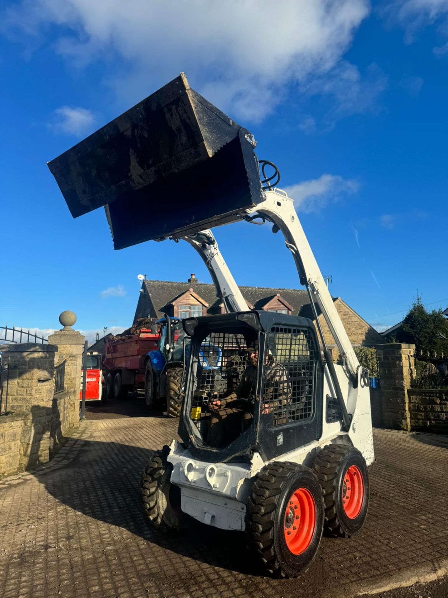 2015 BOBCAT S450 WHEELED SKIDSTEER LOADER WITH 65 INCH 4 IN 1 BUCKET *PLUS VAT* - Image 3 of 14