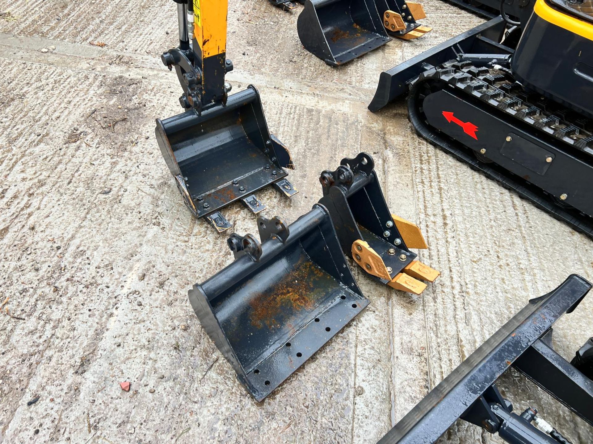 Unused LM10 1 Ton Mini Digger With Blade *PLUS VAT* - Image 8 of 12