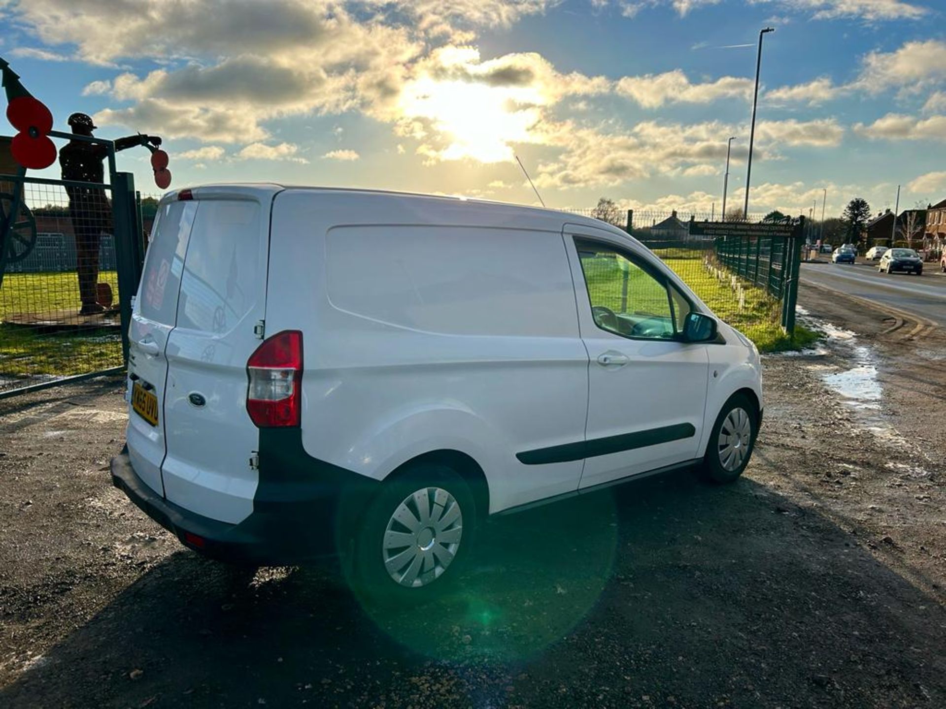 2016 FORD TRANSIT COURIER TREND TDCI WHITE PANEL VAN *NO VAT* - Image 9 of 15