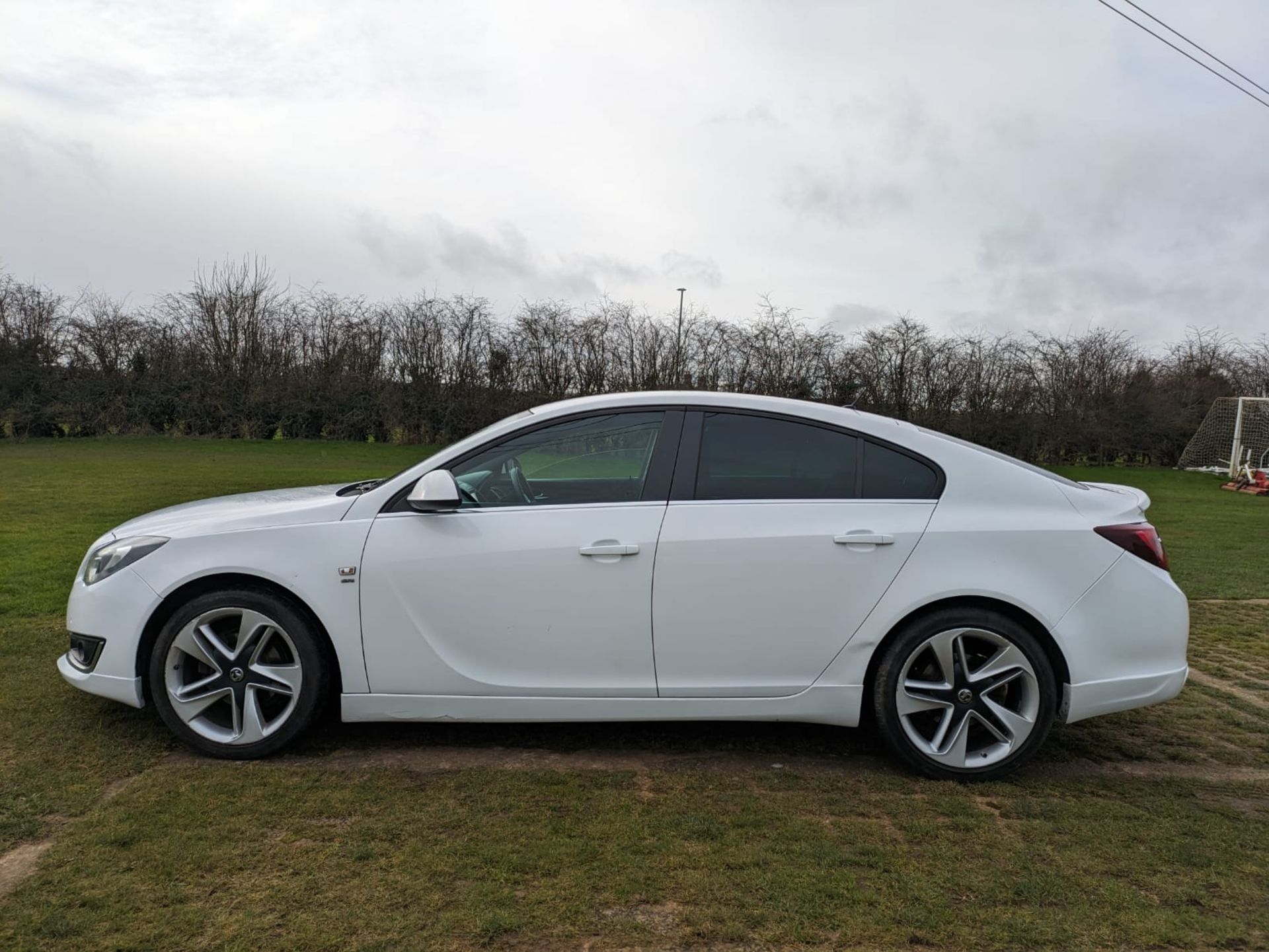 2013 VAUXHALL INSIGNIA SRI CDTI ECOFLEX S/S WHITE HATCHBACK *NO VAT* - Image 6 of 25