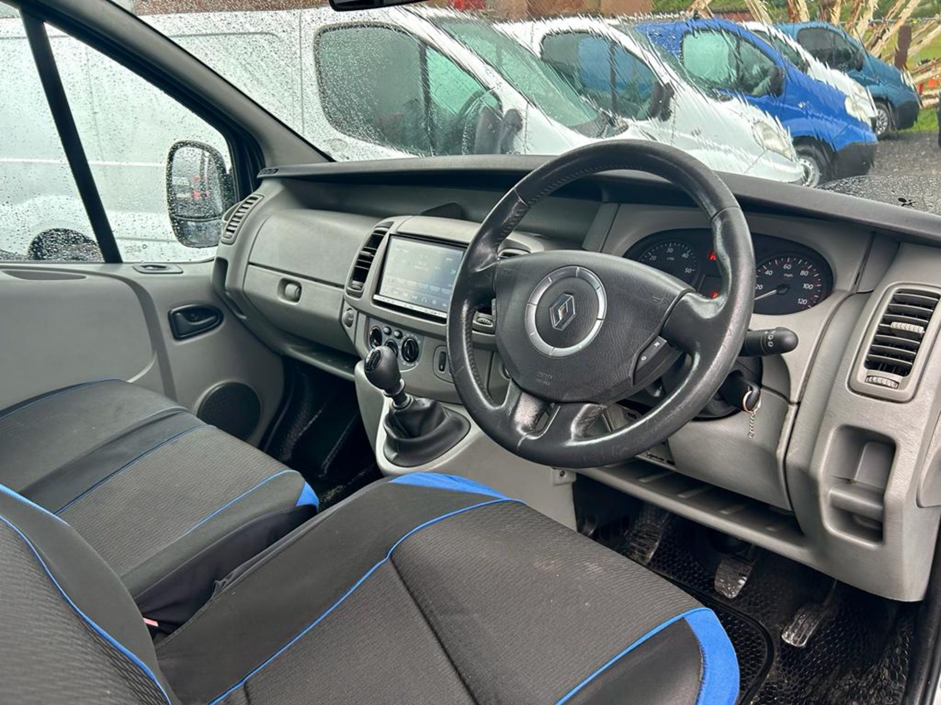 2010 RENAULT TRAFIC SL27 DCI 115 BLACK VAN DERIVED CAR WITH MOBILITY WHEELCHAIR ACCESS *NO VAT* - Image 12 of 18