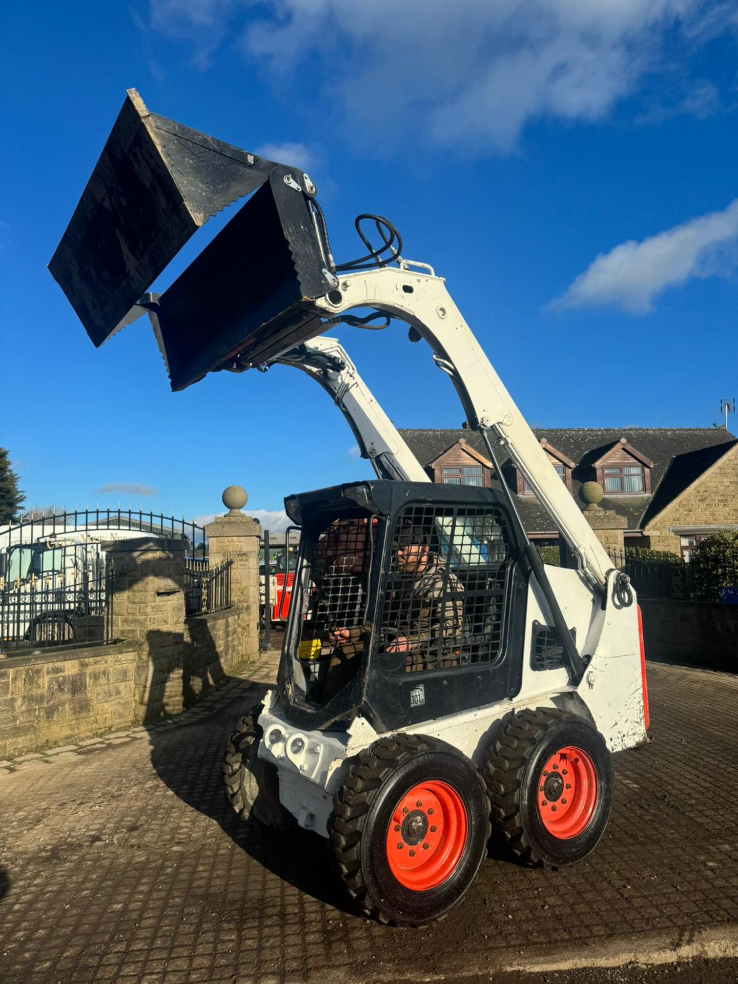 2015 BOBCAT S450 WHEELED SKIDSTEER LOADER WITH 65 INCH 4 IN 1 BUCKET *PLUS VAT* - Image 4 of 14