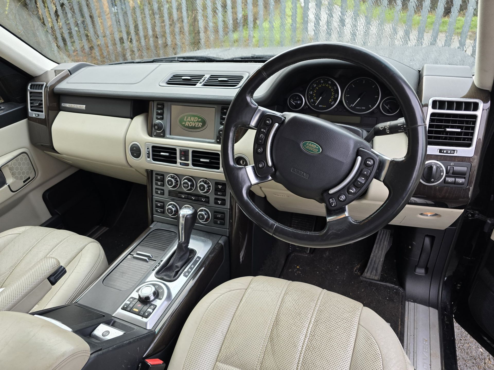 2009/09 REG LAND ROVER RANGE VOGUE SE AUTOMATIC 3.6 TURBOCHARGED DIESEL V8 *NO VAT* - Image 8 of 19