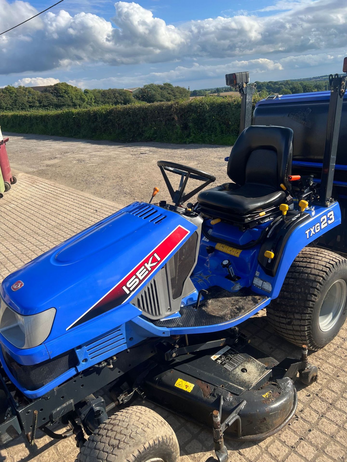 ISEKI TXG 23 RIDE ON LAWN MOWER AND COLLECTOR! *PLUS VAT* - Image 10 of 11