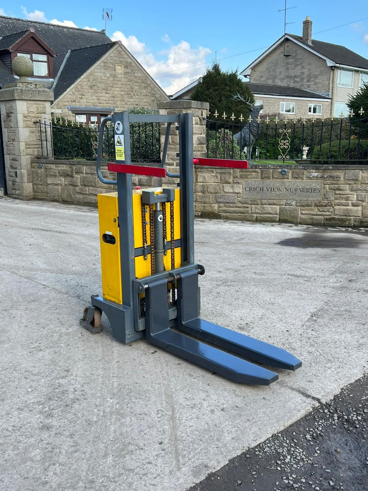 WARRIOR YM250 PALLET TRUCK *PLUS VAT*