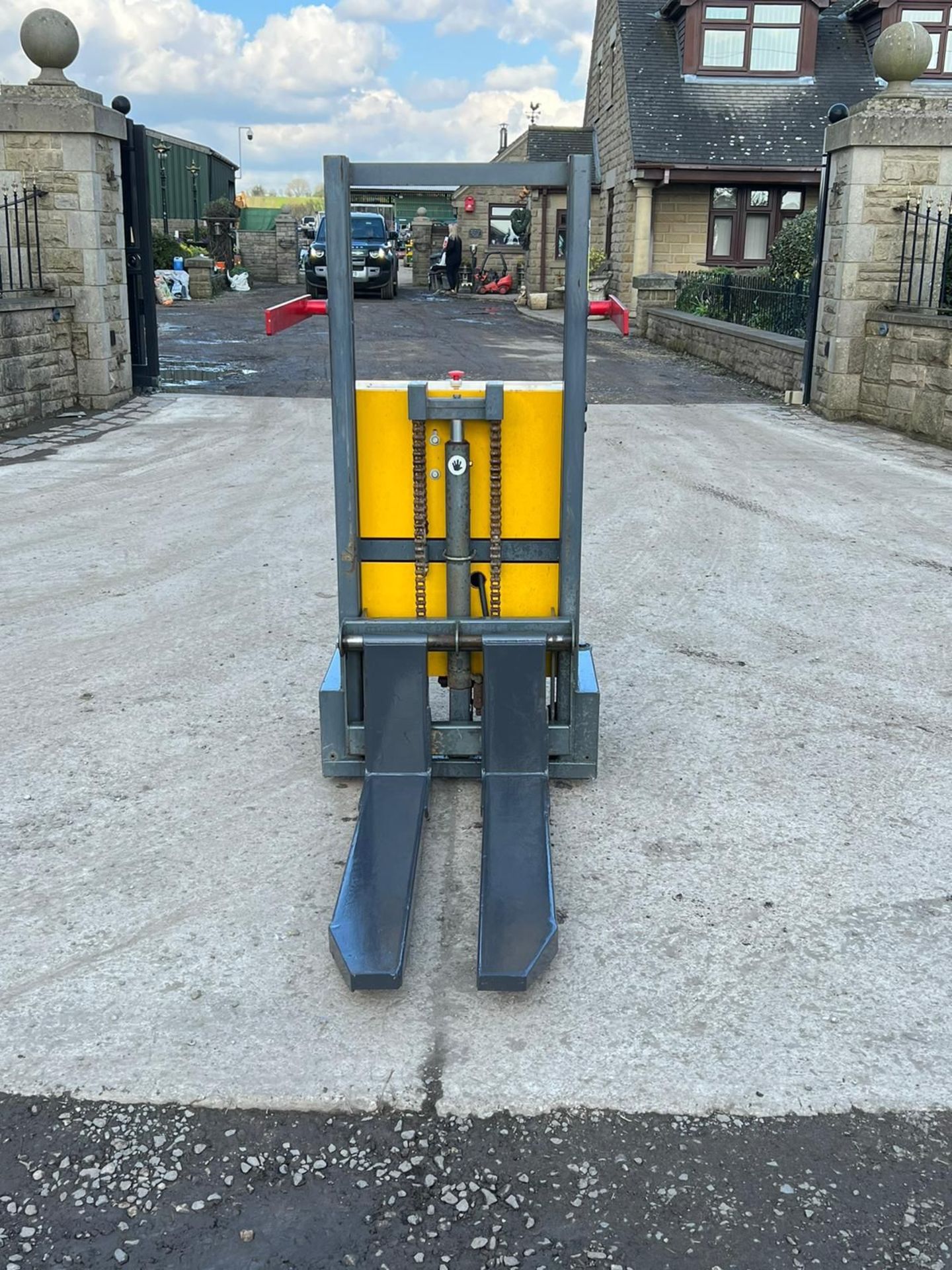 WARRIOR YM250 PALLET TRUCK *PLUS VAT* - Image 6 of 9