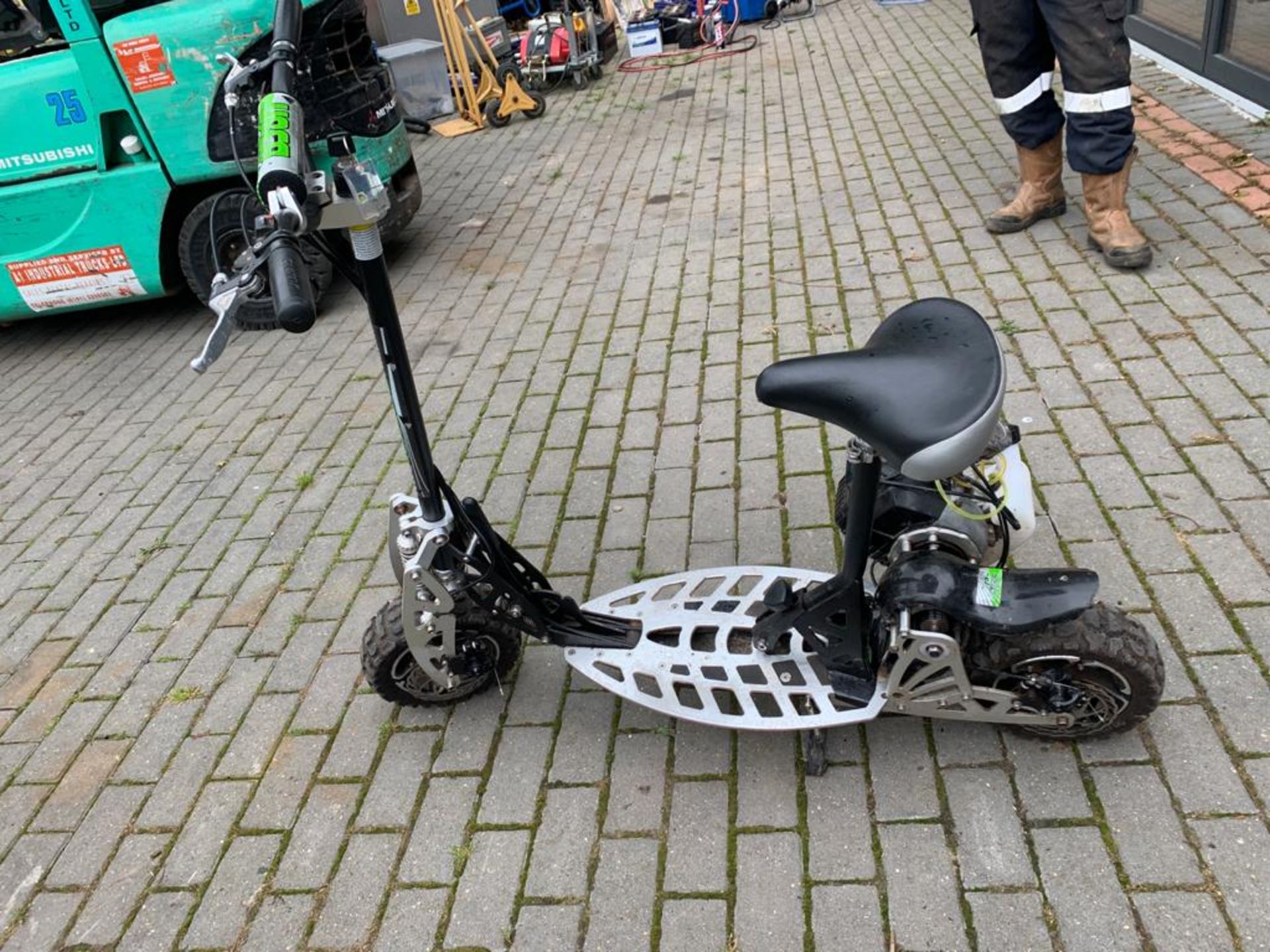 2-STROKE RIDE ON SCOOTER, RUNS AND DRIVES AS IT SHOULD *PLUS VAT* - Bild 2 aus 8