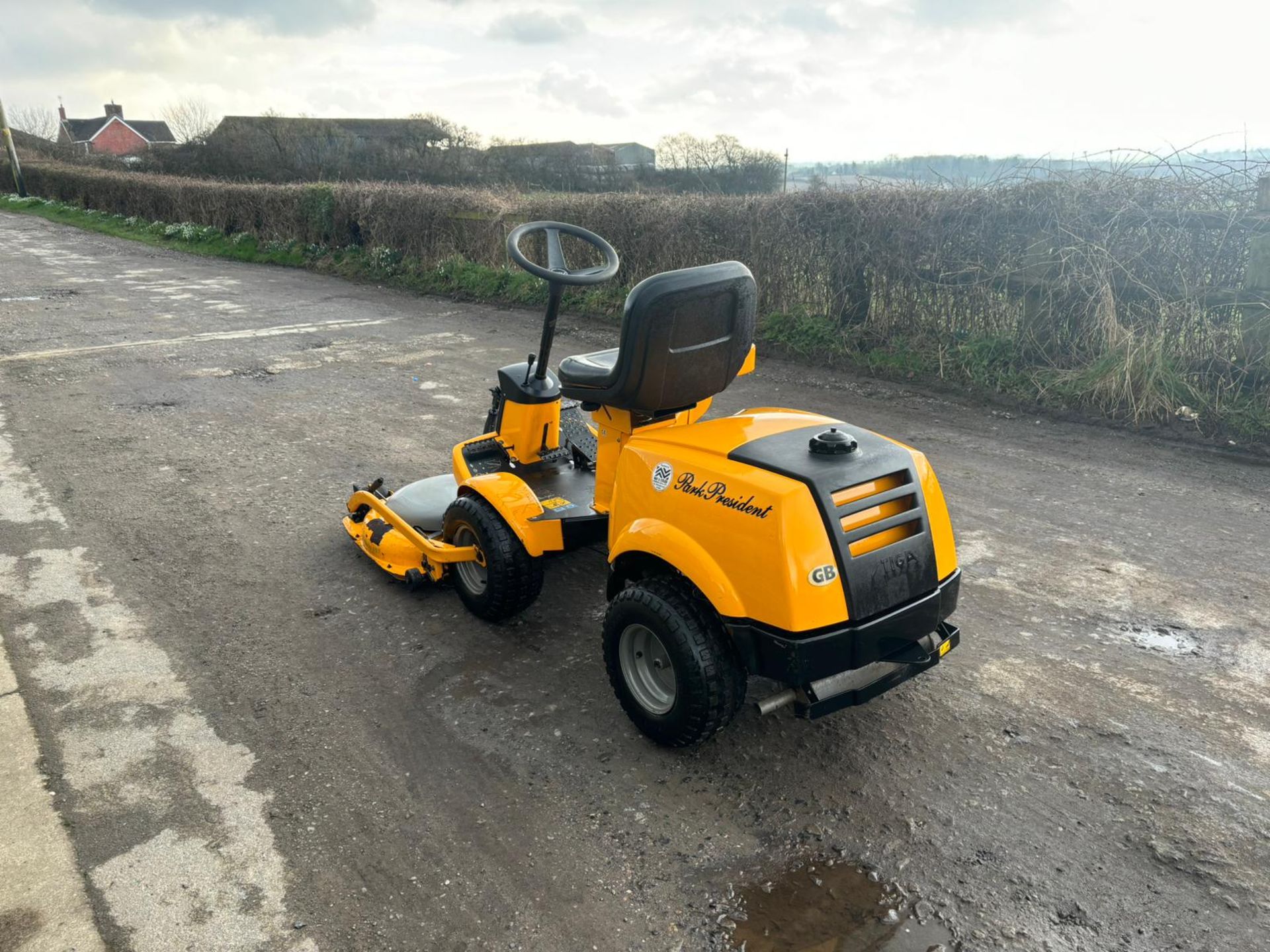 STIGA PARK PRESIDENT OUTFRONT RIDE ON MOWER *PLUS VAT* - Image 4 of 10