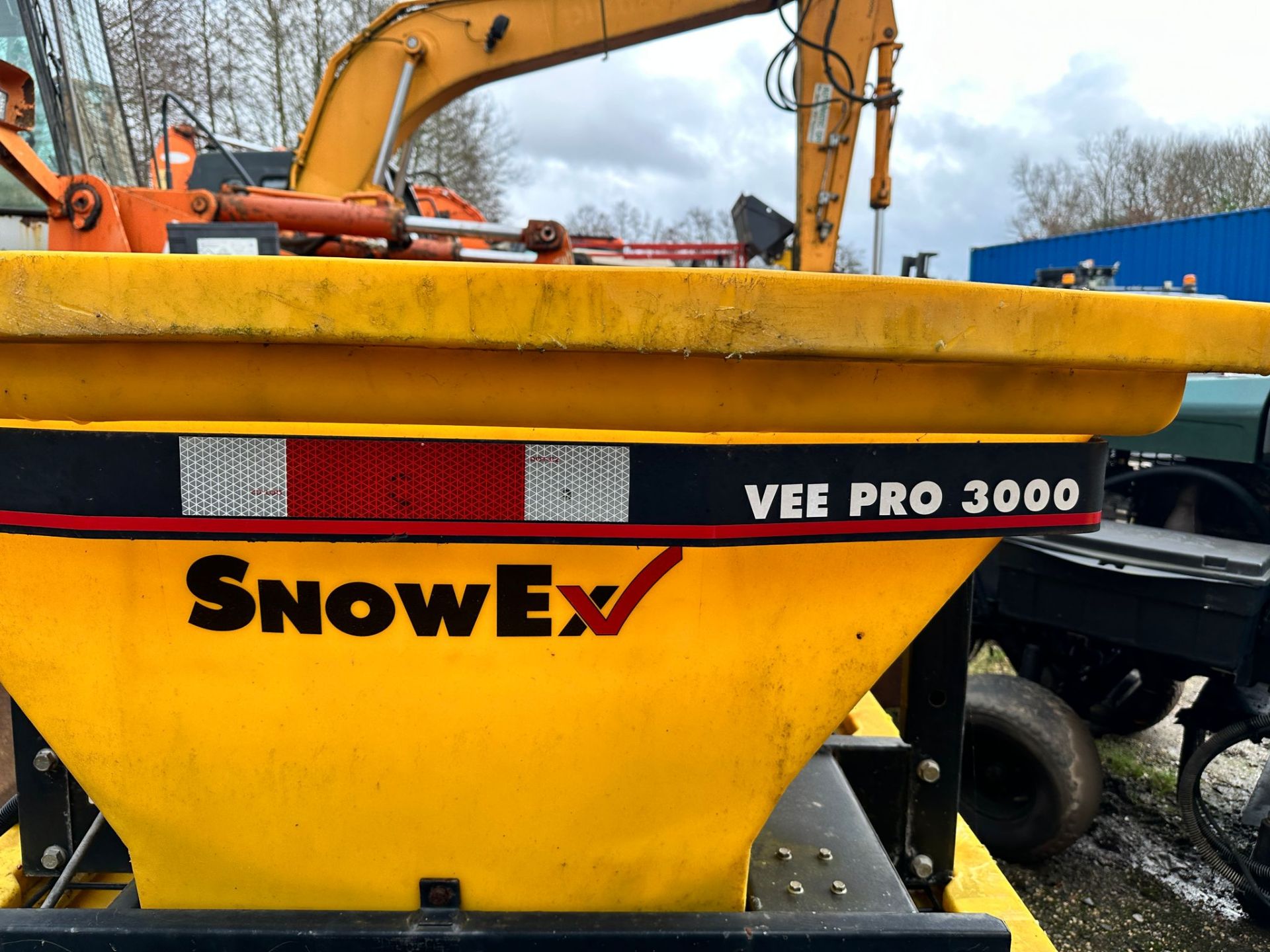 SNOWEX VEE PRO 3000 SALT/GRIT SPREADER *PLUS VAT* - Image 7 of 8