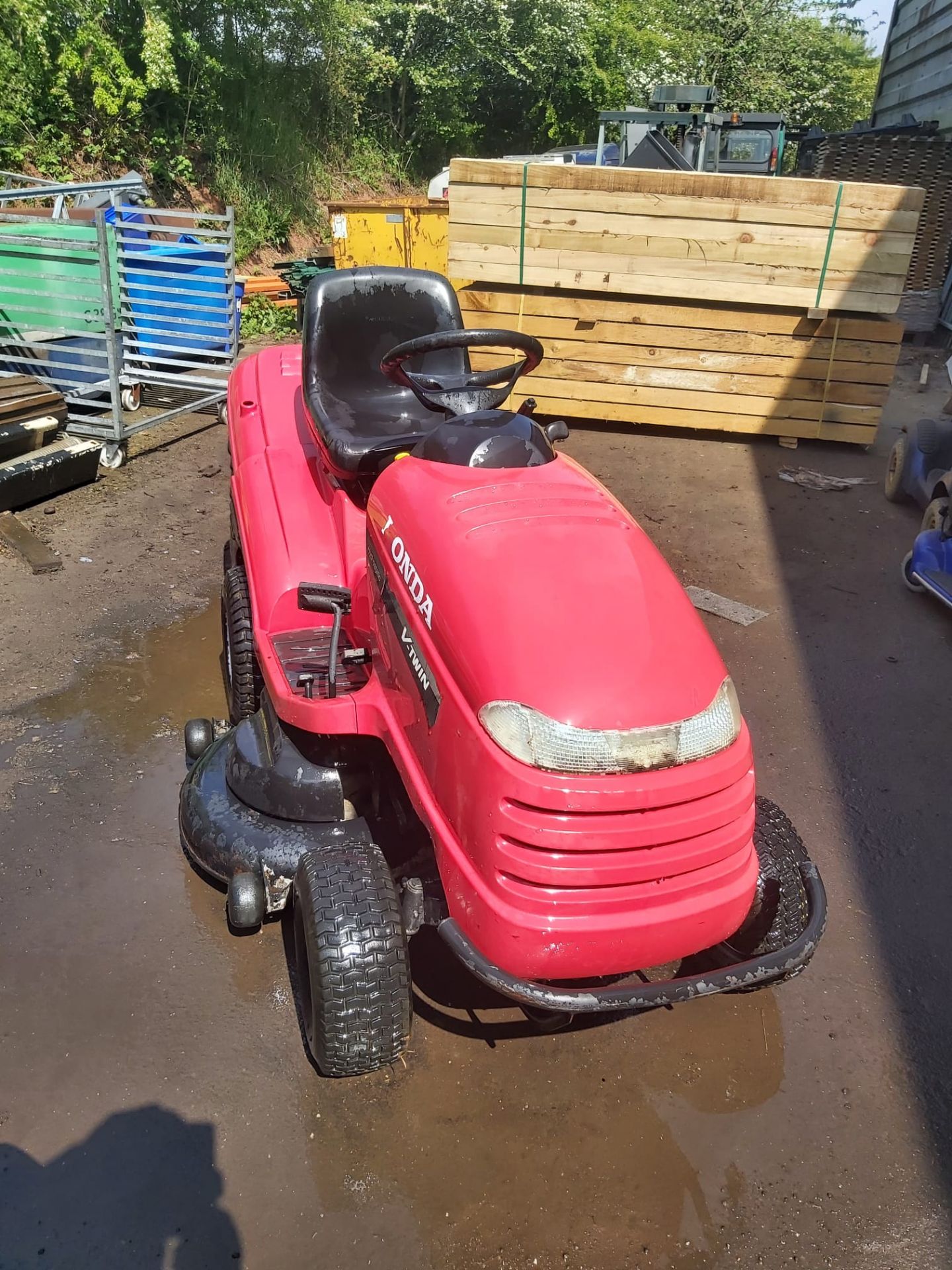 HONDA V-TWIN HYDROSTATIC RIDE-ON MOWER *NO VAT* - Image 3 of 8