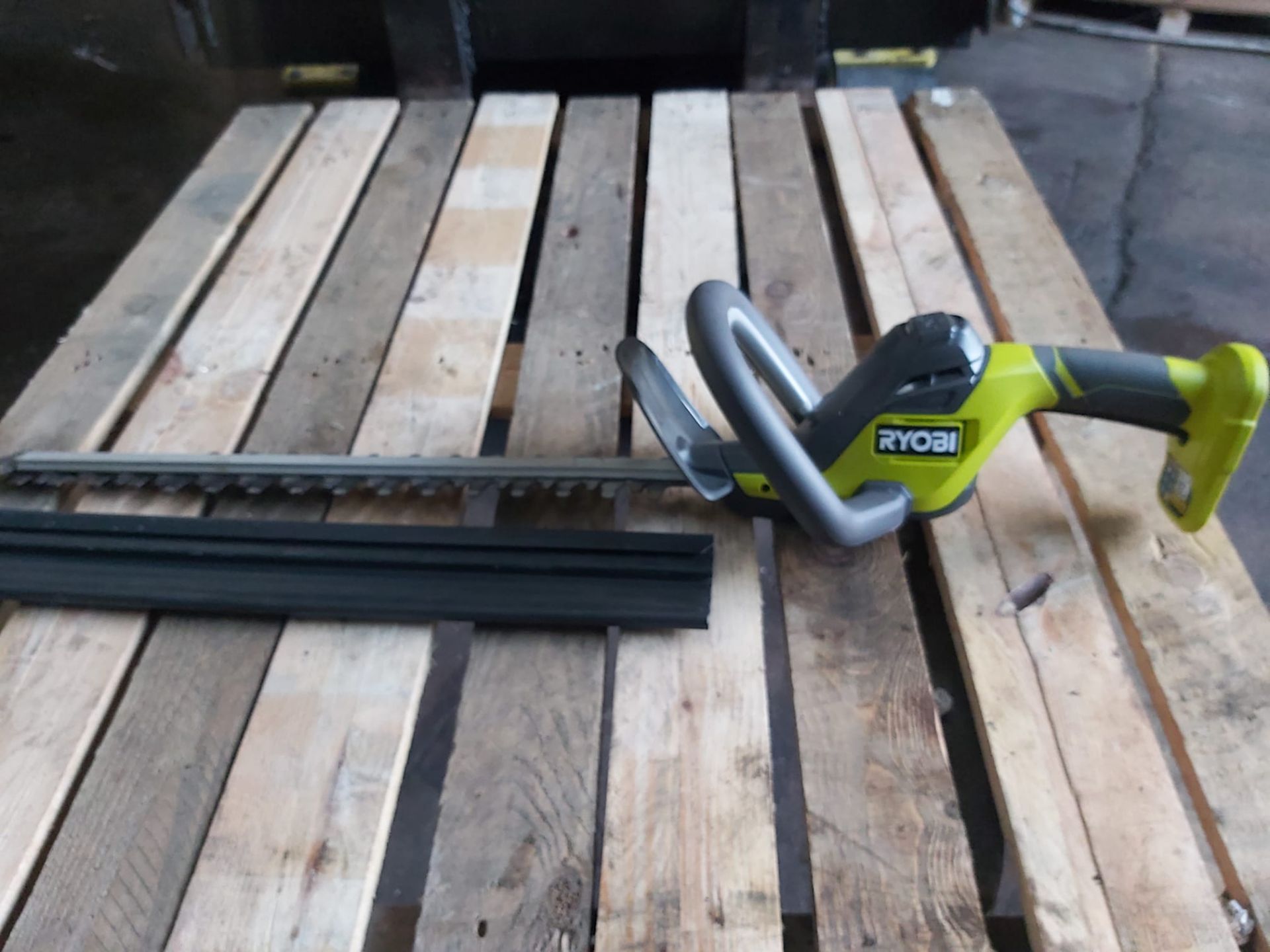 RYOBI 18W CORDLESS ELECTRIC HEDGE TRIMMER *PLUS VAT*