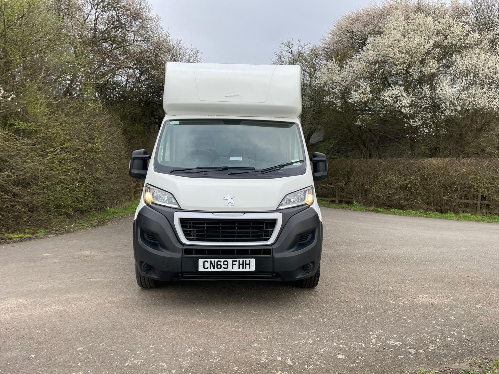 LOW MILES! 2020/69 REG PEUGEOT BOXER 335 L3 BLUE HDI BOX VAN 2.2 DIESEL, SHOWING 1 FORMER KEEPER - Image 2 of 12