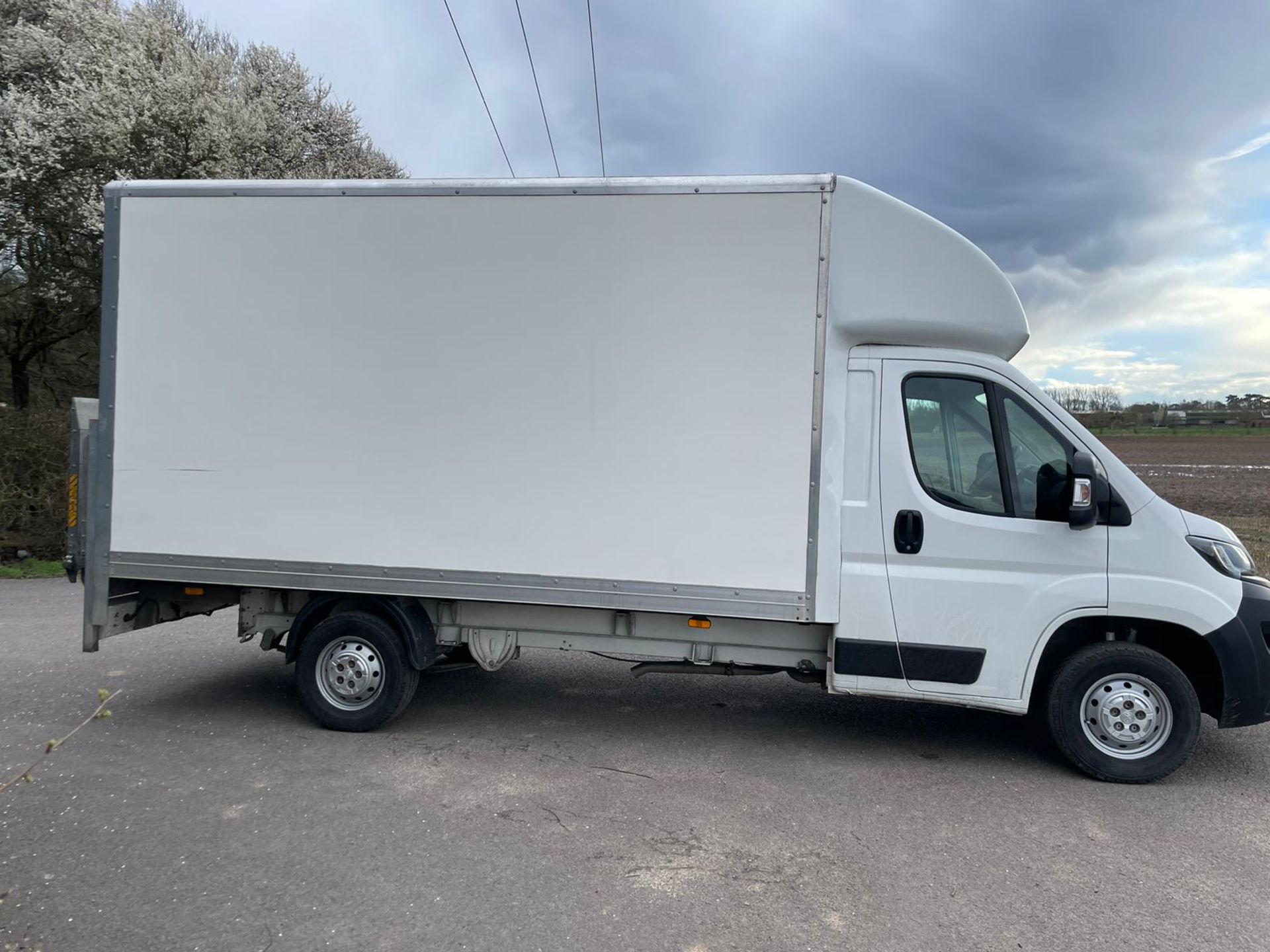 LOW MILES! 2020/69 REG PEUGEOT BOXER 335 L3 BLUE HDI BOX VAN 2.2 DIESEL, SHOWING 1 FORMER KEEPER - Image 8 of 12