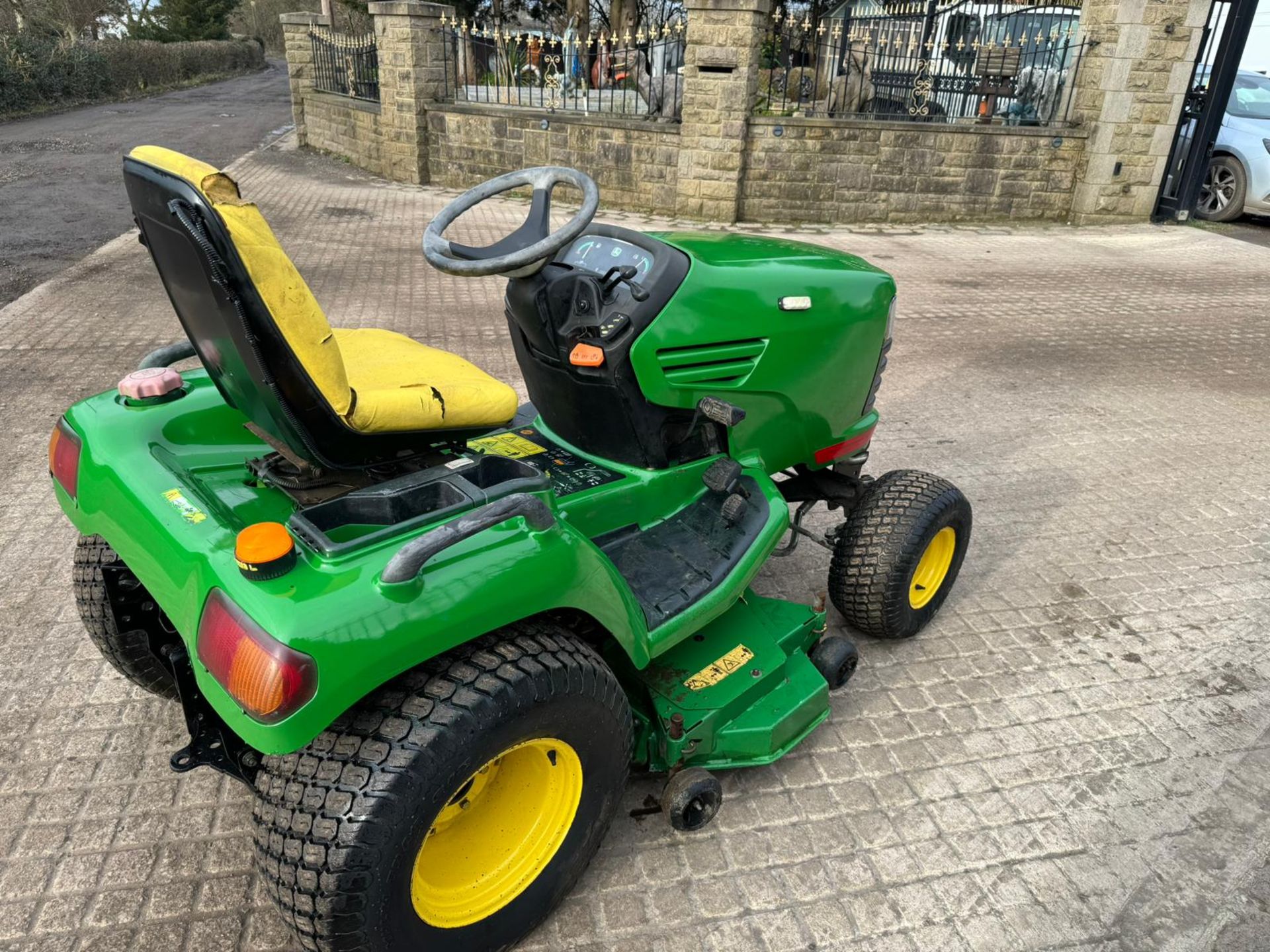 JOHN DEERE X740 RIDE ON LAWN MOWER *PLUS VAT* - Image 16 of 19