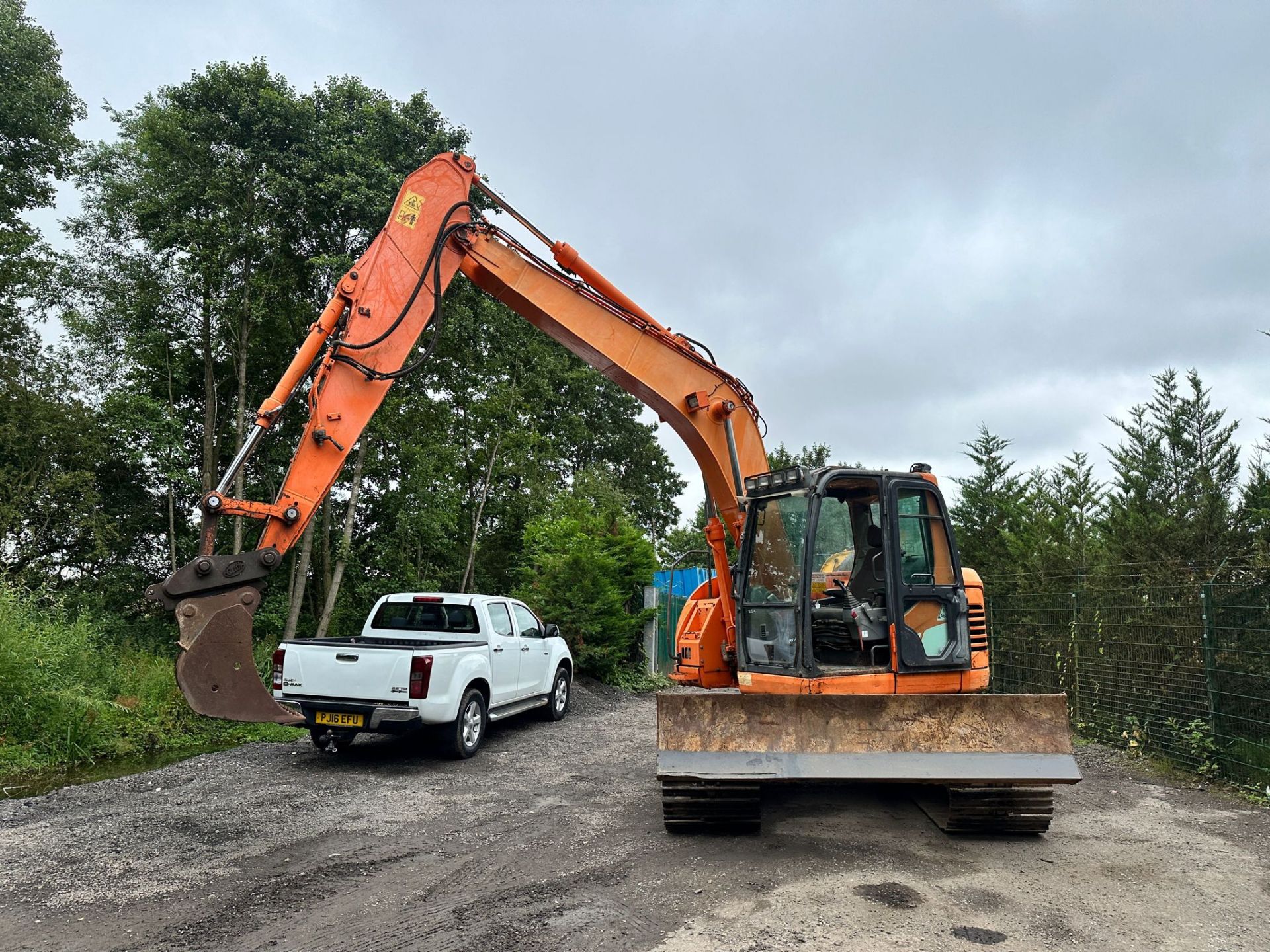 2011 DOOSAN DX140LCR EXCAVATOR WITH BLADE *PLUS VAT* - Image 4 of 26