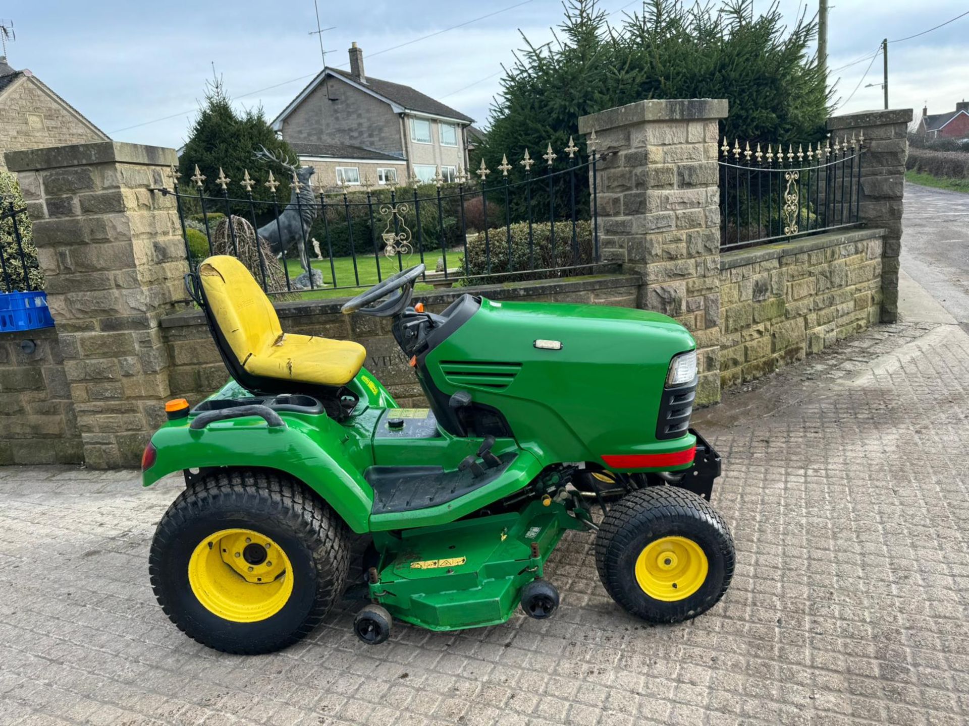 JOHN DEERE X740 RIDE ON LAWN MOWER *PLUS VAT* - Image 3 of 19