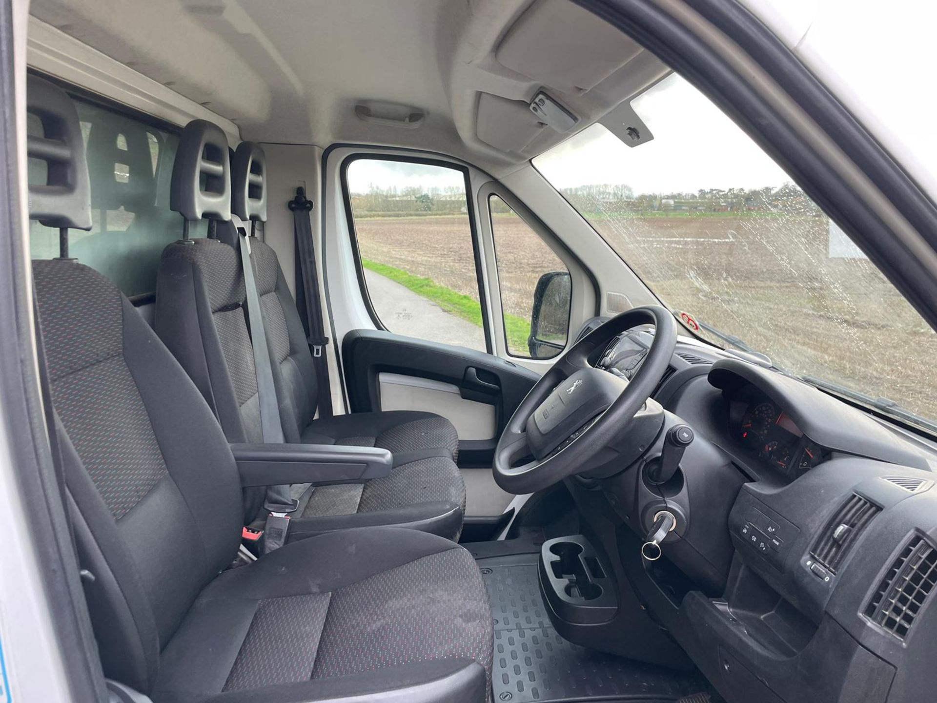 LOW MILES! 2020/69 REG PEUGEOT BOXER 335 L3 BLUE HDI BOX VAN 2.2 DIESEL, SHOWING 1 FORMER KEEPER - Image 11 of 12