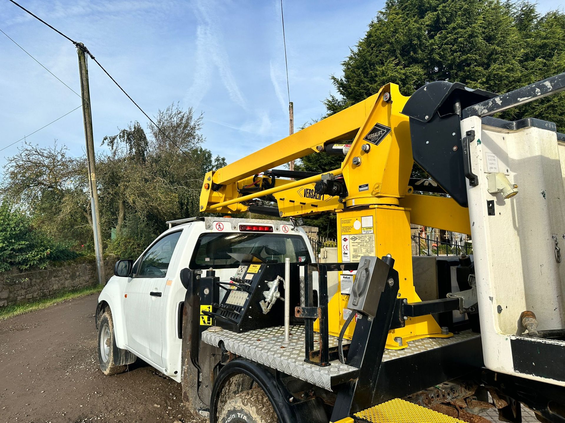 2014/64 ISUZU D-MAX S/C 2.5 TWIN TURBO 4WD PICKUP TRUCK WITH VERSALIFT CHERRY PICKER *PLUS VAT* - Image 11 of 30