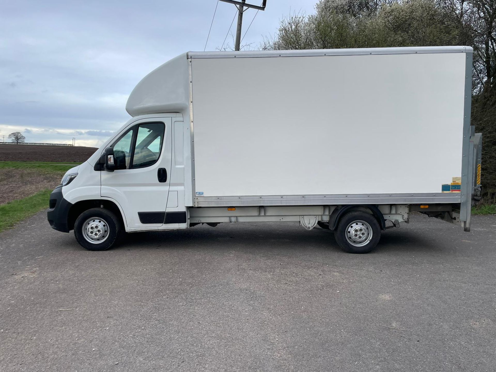 LOW MILES! 2020/69 REG PEUGEOT BOXER 335 L3 BLUE HDI BOX VAN 2.2 DIESEL, SHOWING 1 FORMER KEEPER - Image 4 of 12