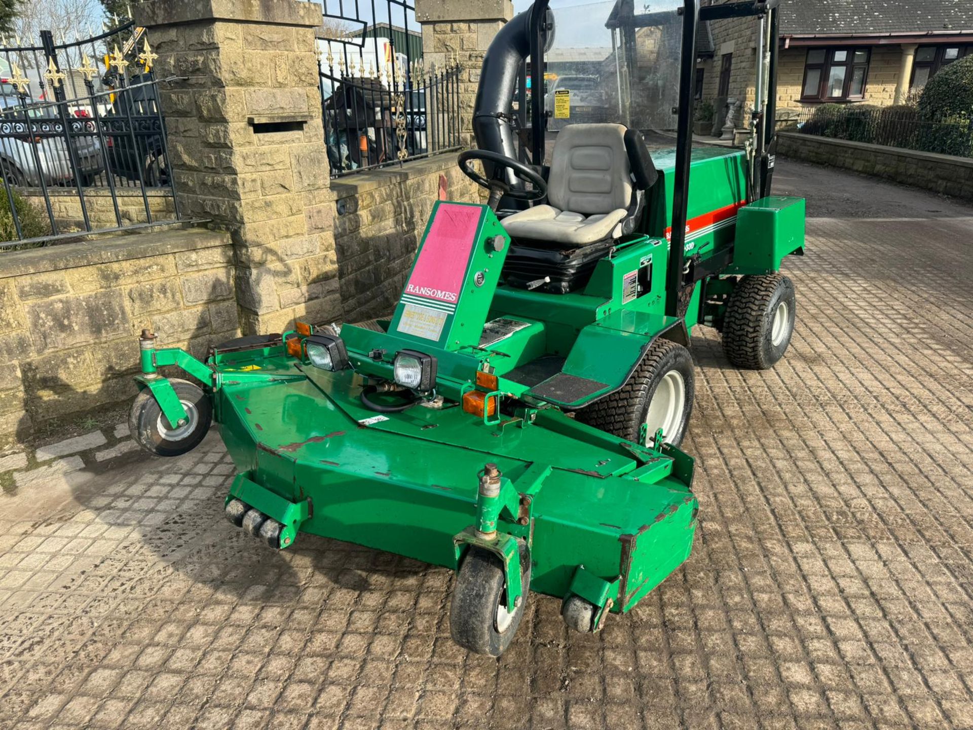 RANSOMES T-33D OUT FRONT COLLECTOR RIDE ON LAWN MOWER 33HP *PLUS VAT* - Image 4 of 17