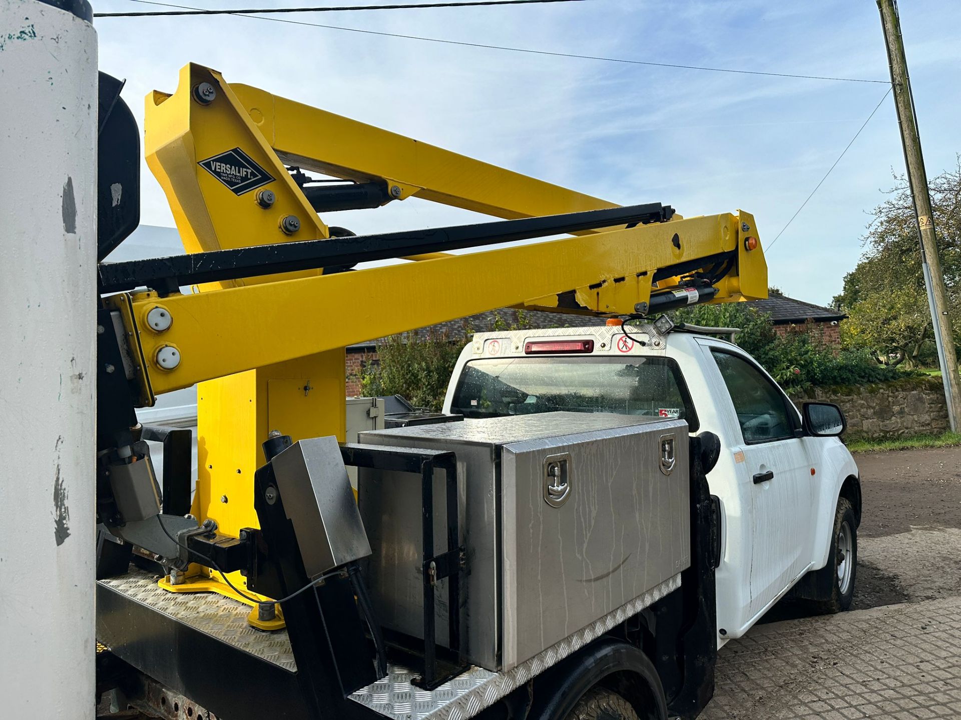 2014/64 ISUZU D-MAX S/C 2.5 TWIN TURBO 4WD PICKUP TRUCK WITH VERSALIFT CHERRY PICKER *PLUS VAT* - Image 10 of 30