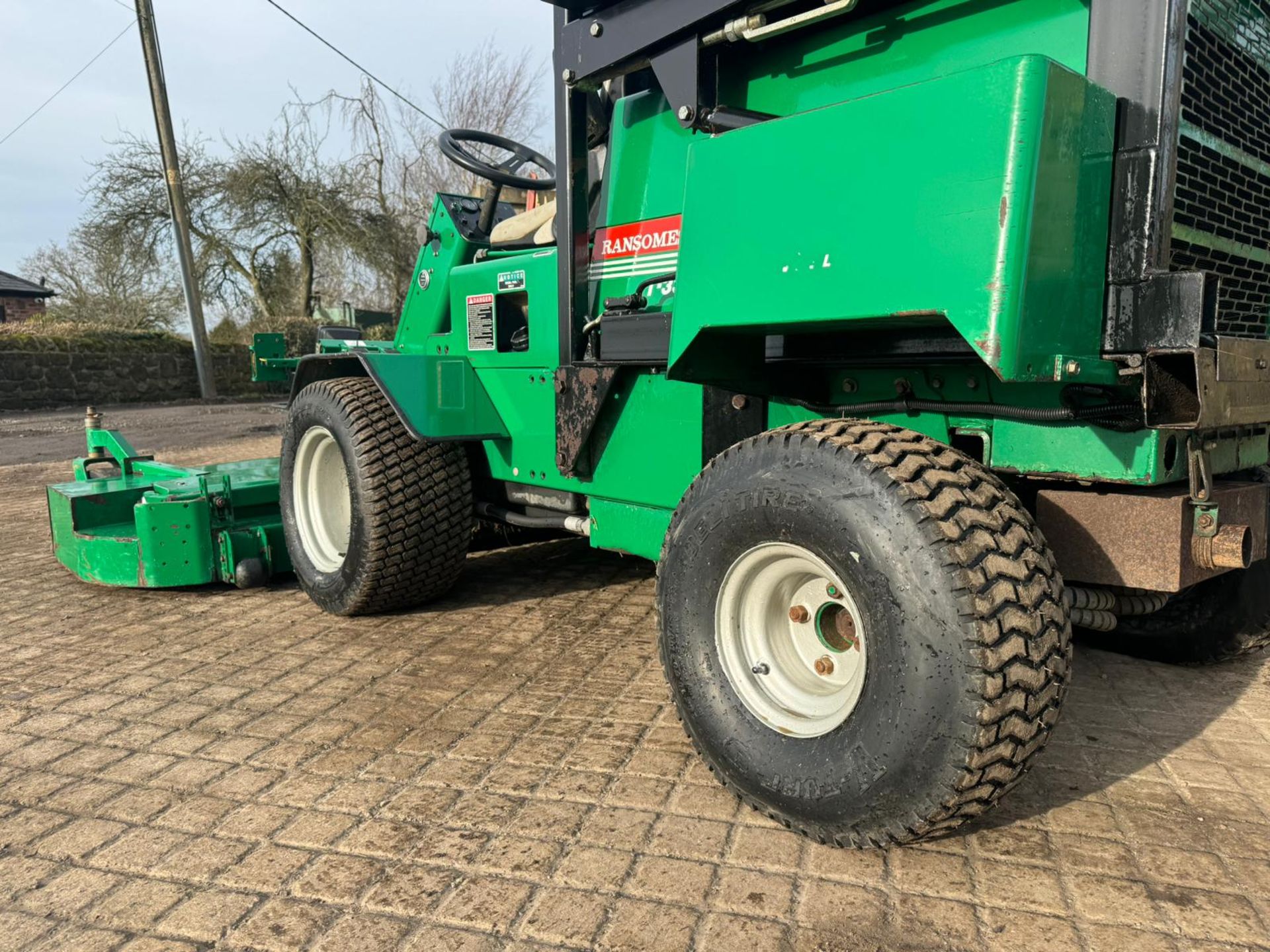 RANSOMES T-33D OUT FRONT COLLECTOR RIDE ON LAWN MOWER 33HP *PLUS VAT* - Image 13 of 17