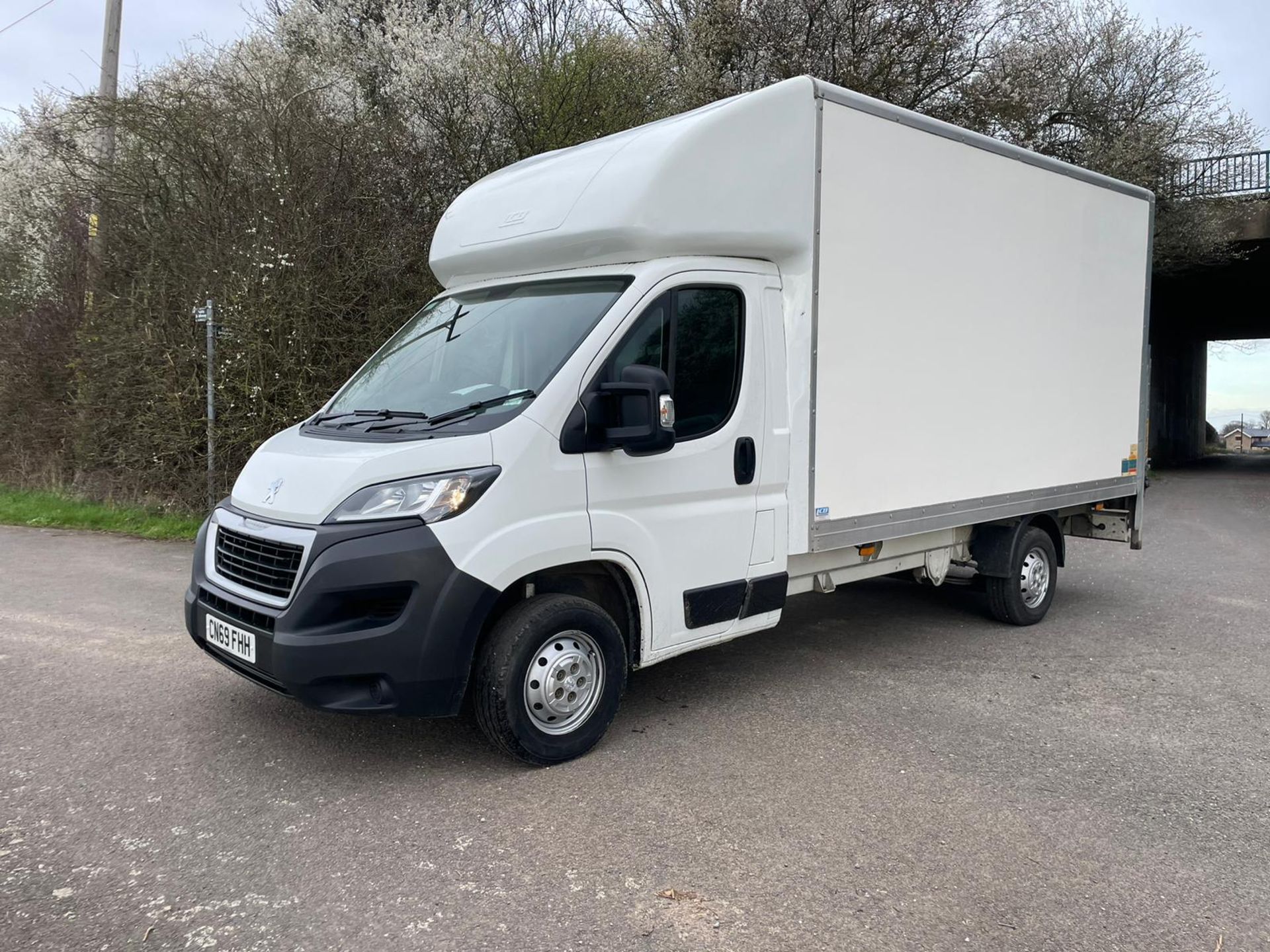 LOW MILES! 2020/69 REG PEUGEOT BOXER 335 L3 BLUE HDI BOX VAN 2.2 DIESEL, SHOWING 1 FORMER KEEPER - Image 3 of 12