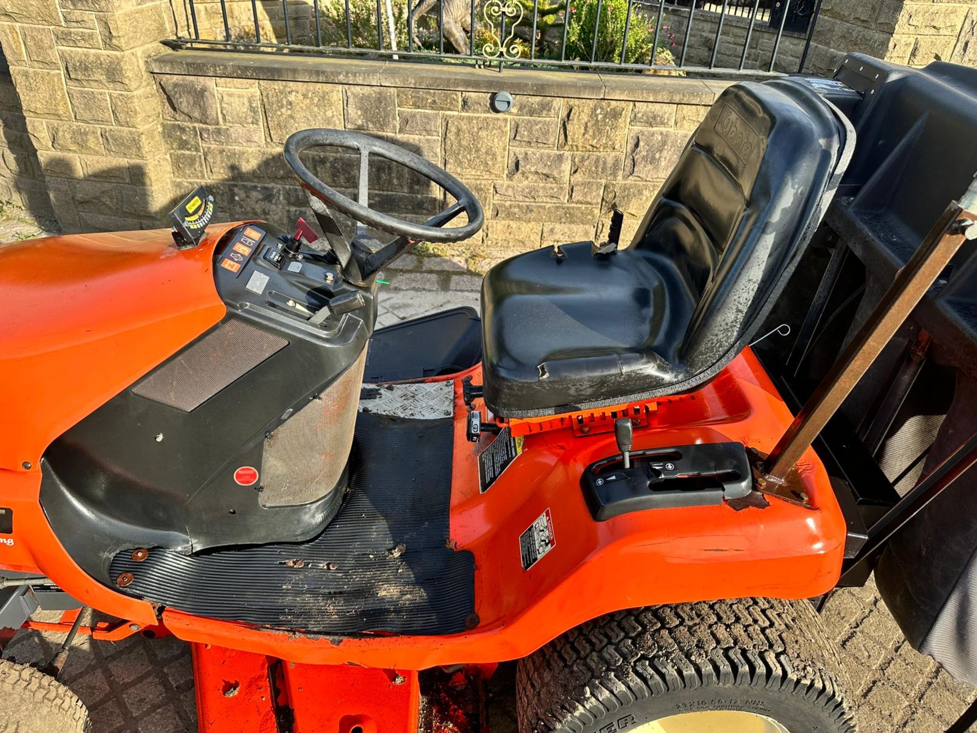 KUBOTA G2160 DIESEL RIDE ON MOWER WITH REAR COLLECTOR *PLUS VAT* - Image 5 of 15