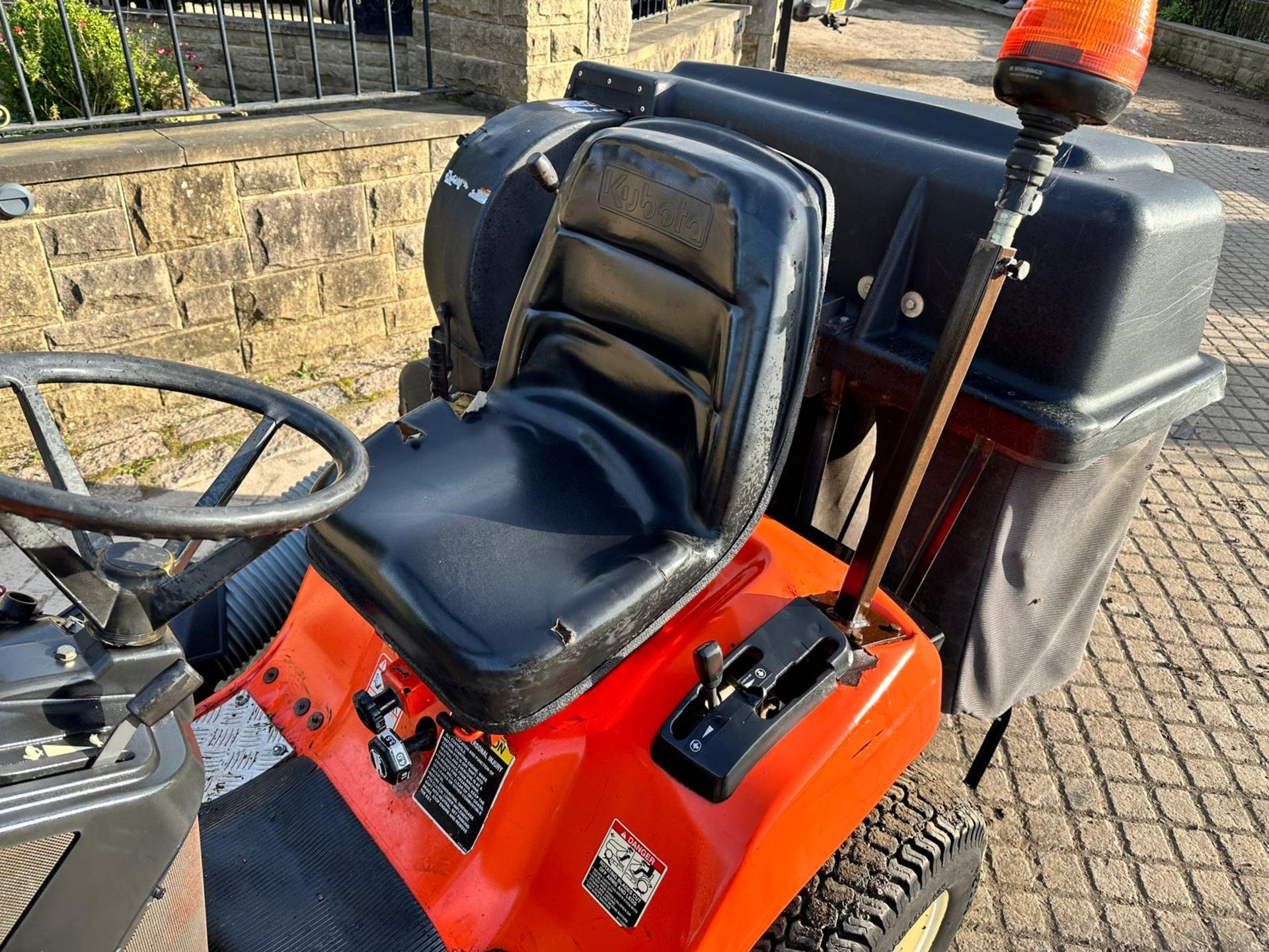 KUBOTA G2160 DIESEL RIDE ON MOWER WITH REAR COLLECTOR *PLUS VAT* - Image 7 of 15