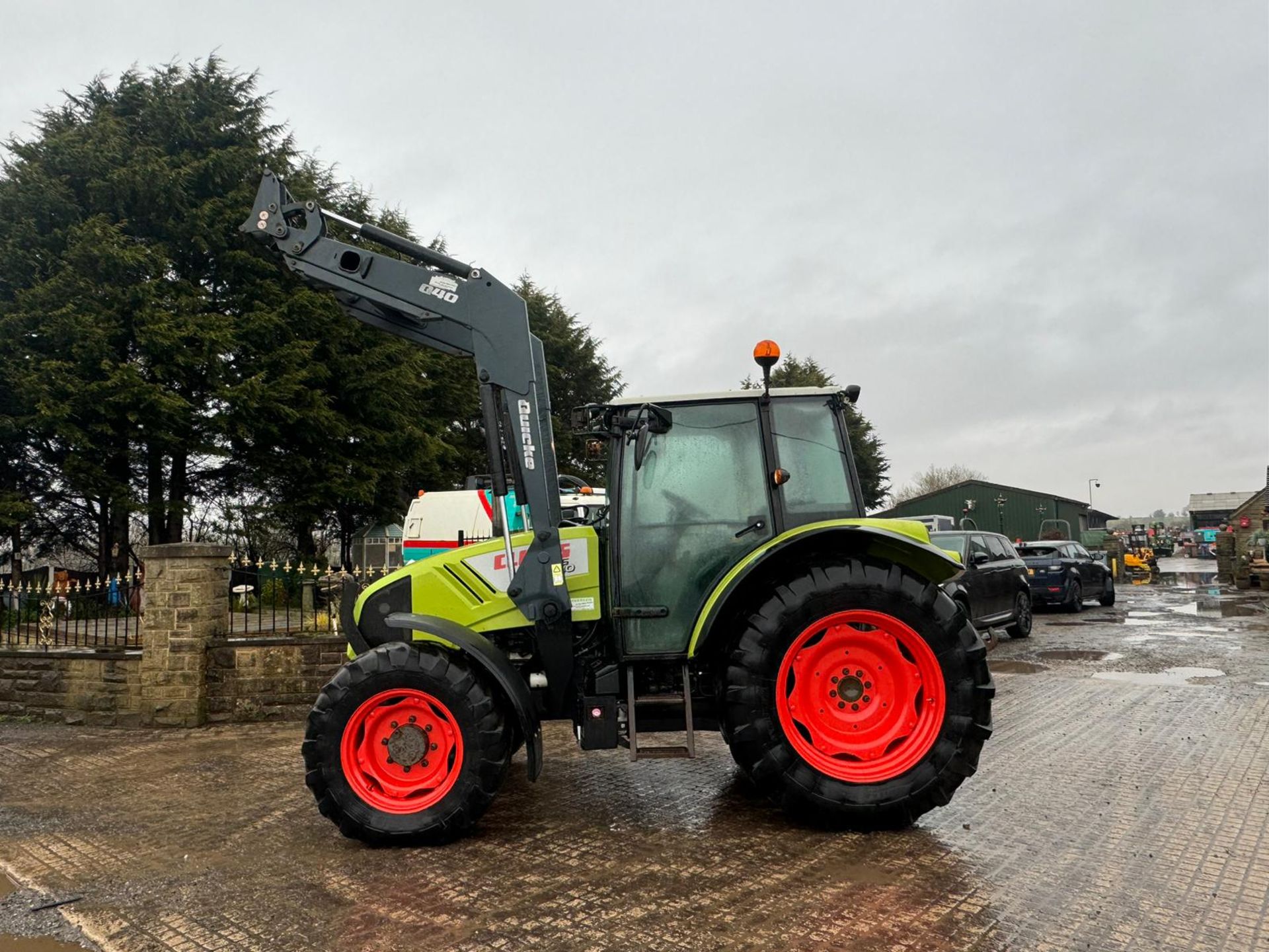 2010 CLASS AXIOS 330CX 92HP PREMIUM TRACTOR WITH QUICKE Q40 FRONT LOADER *PLUS VAT* - Image 9 of 28