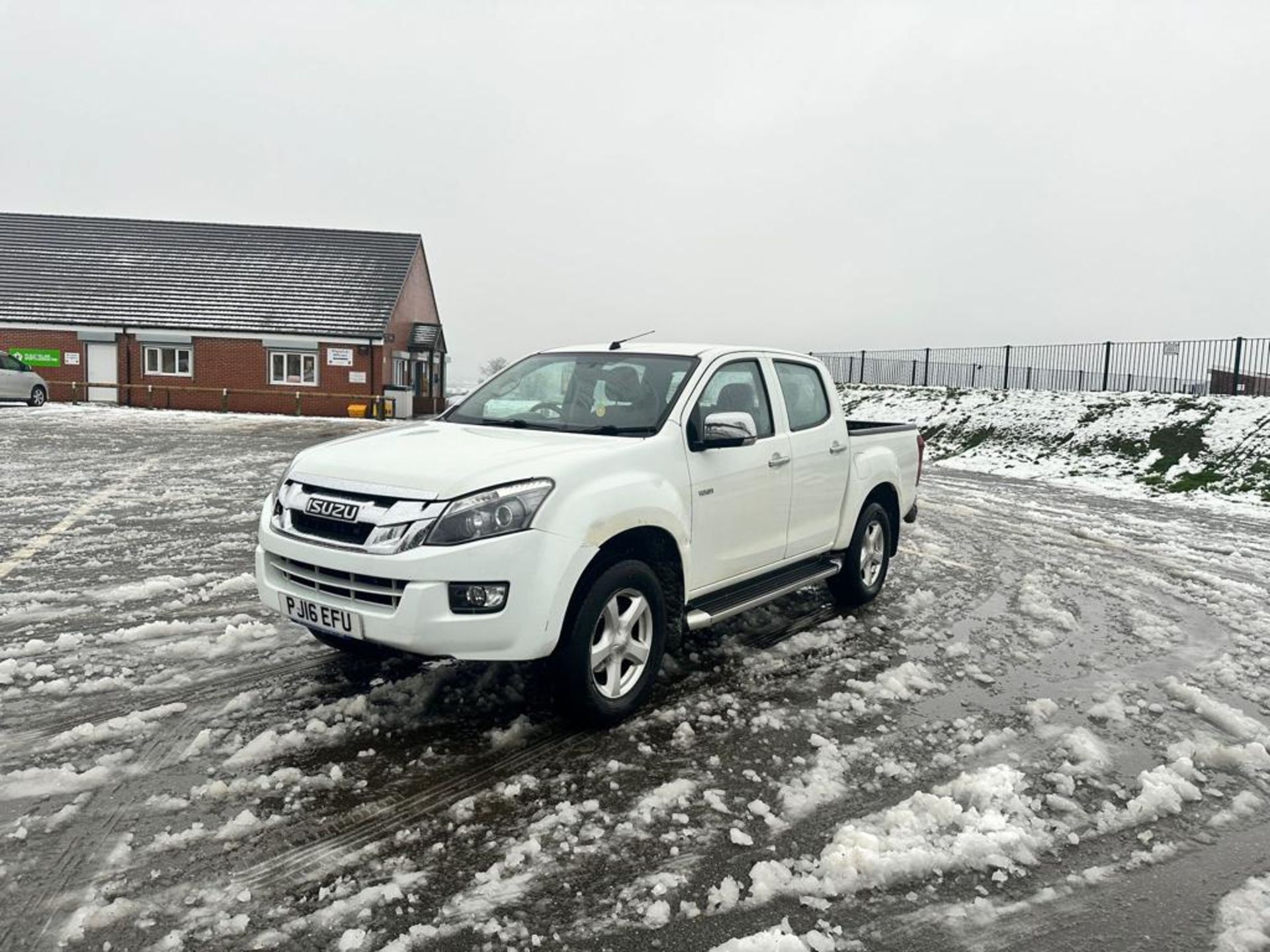 2016 ISUZU D-MAX YUKON 2.5TD TWIN TURBO 4WD PICKUP TRUCK *PLUS VAT* - Image 2 of 13