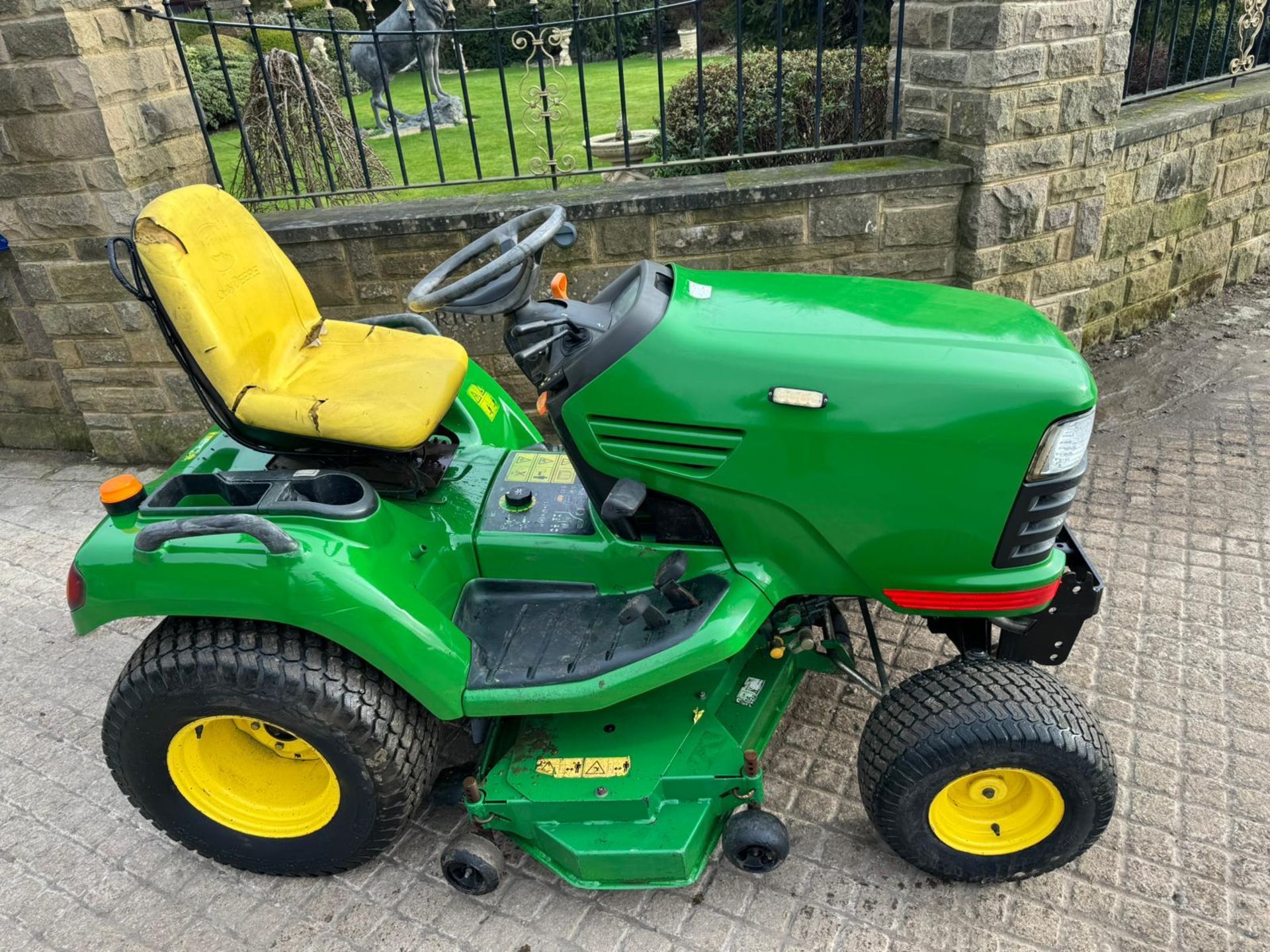 JOHN DEERE X740 RIDE ON LAWN MOWER *PLUS VAT* - Image 2 of 19