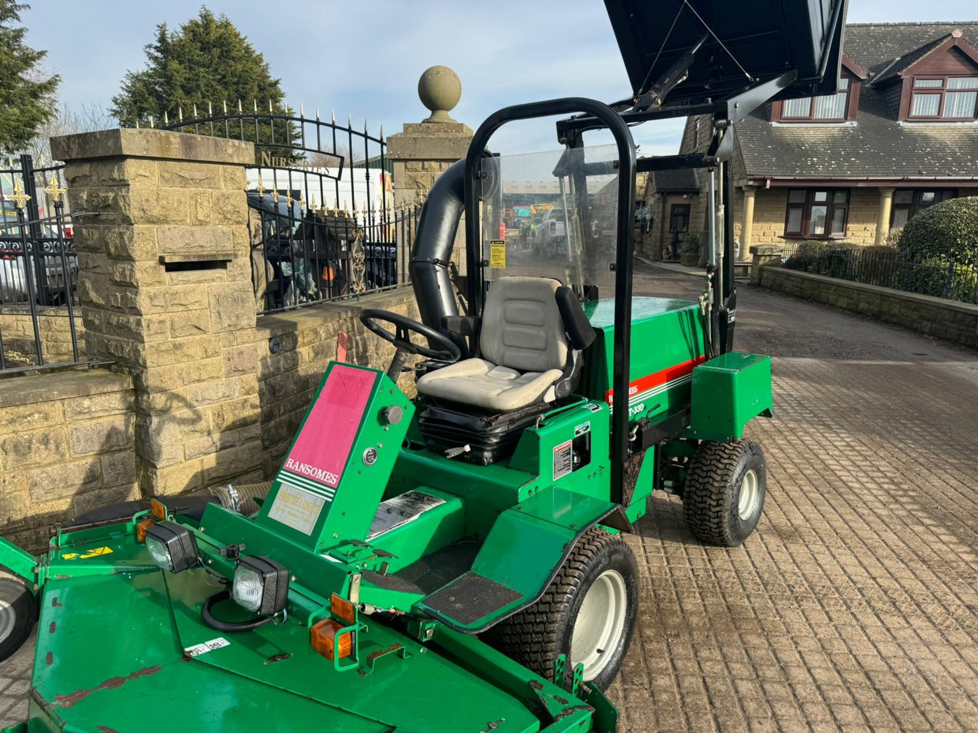 RANSOMES T-33D OUT FRONT COLLECTOR RIDE ON LAWN MOWER 33HP *PLUS VAT* - Image 6 of 17