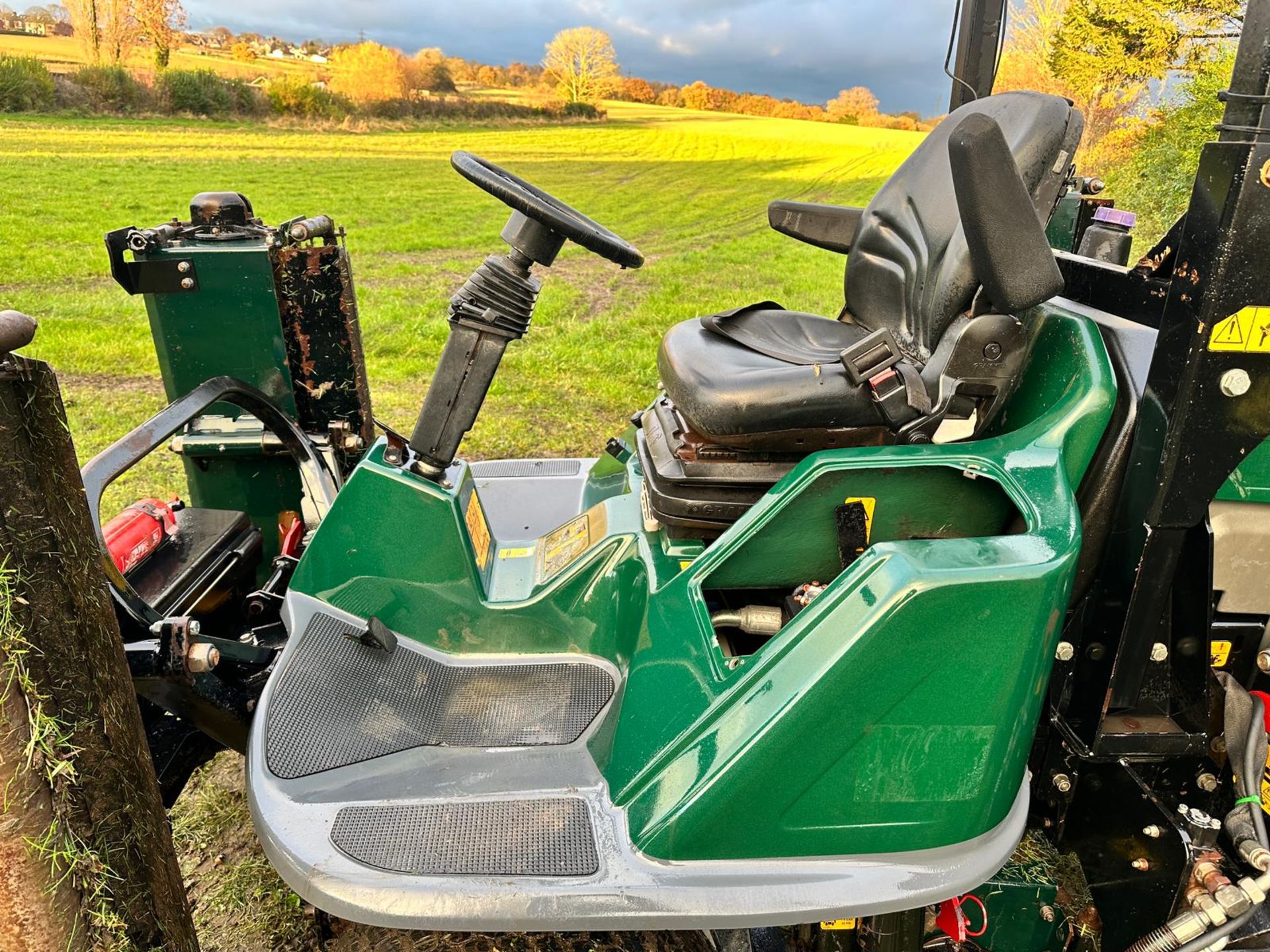 2009 HAYTER T424 4WD 5 GANG RIDE ON CYLINDER MOWER *PLUS VAT* - Image 8 of 10