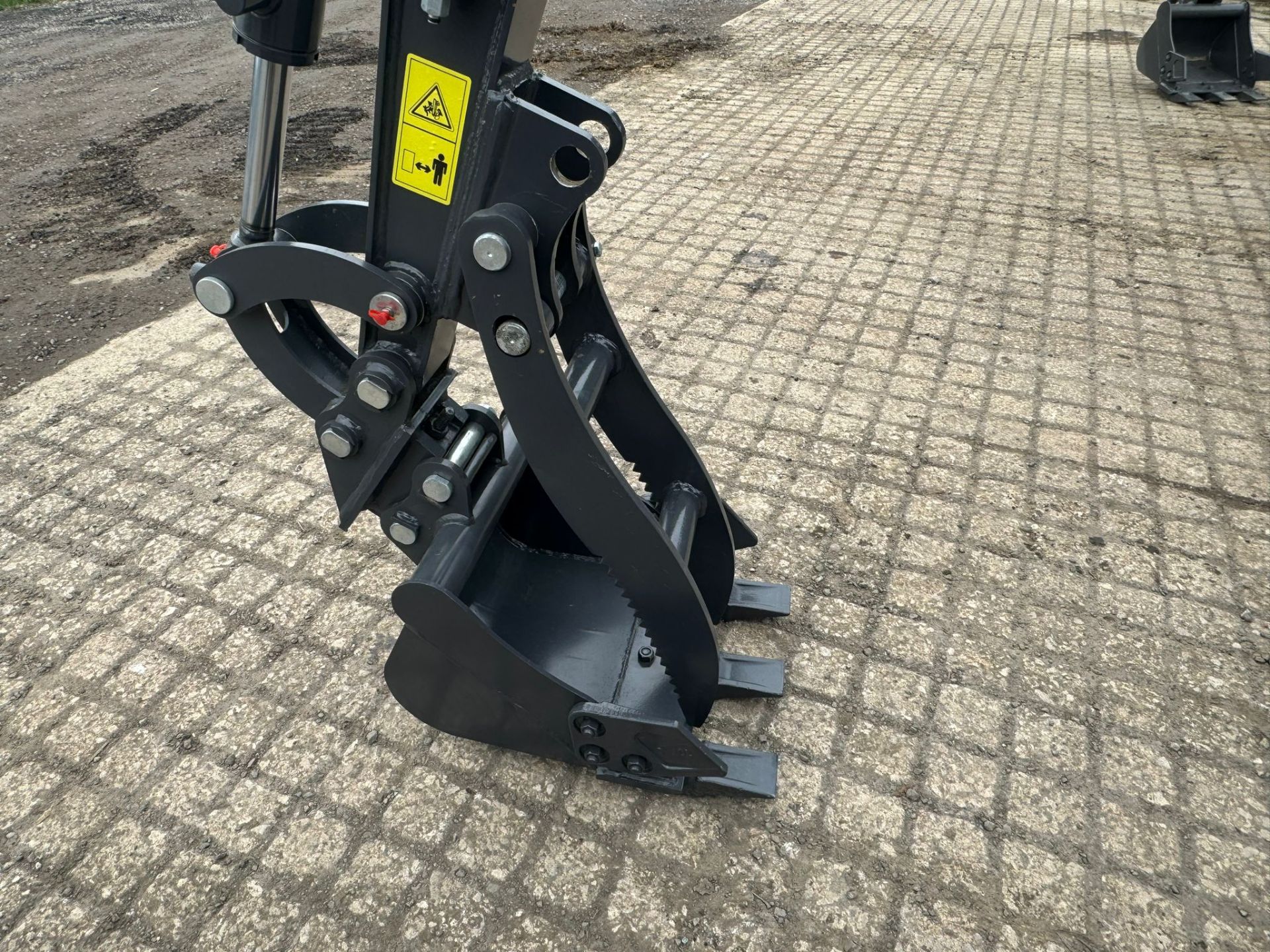 NEW/UNUSED 2024 KINGKONG K12 MINI EXCAVATOR WITH MANUAL THUMB GRAB ATTACHMENT *PLUS VAT* - Image 8 of 12