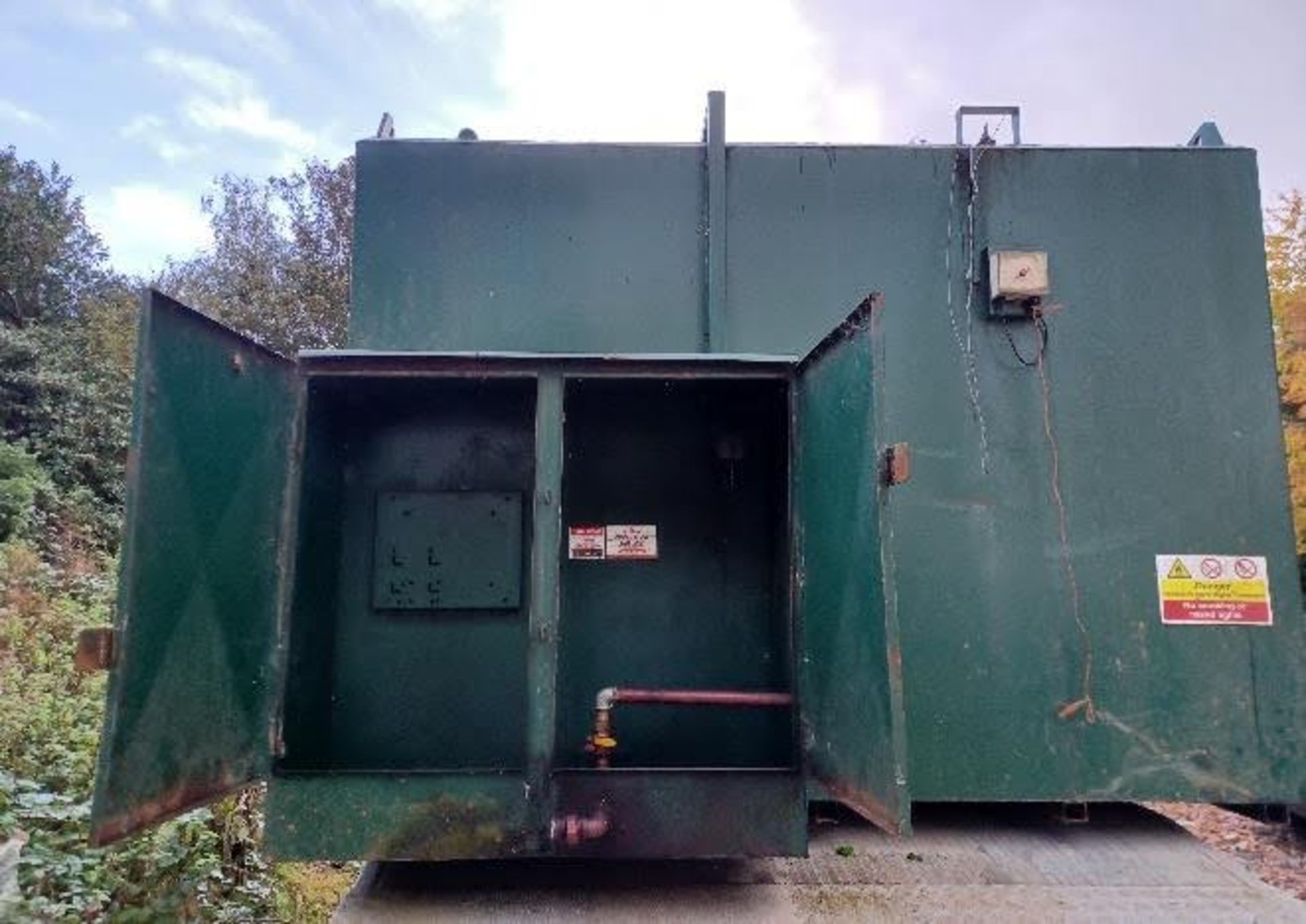 BUNDED KEROSENE TANK APPROX 3000 GALLON _ USED FOR HEATING OIL *PLUS VAT*