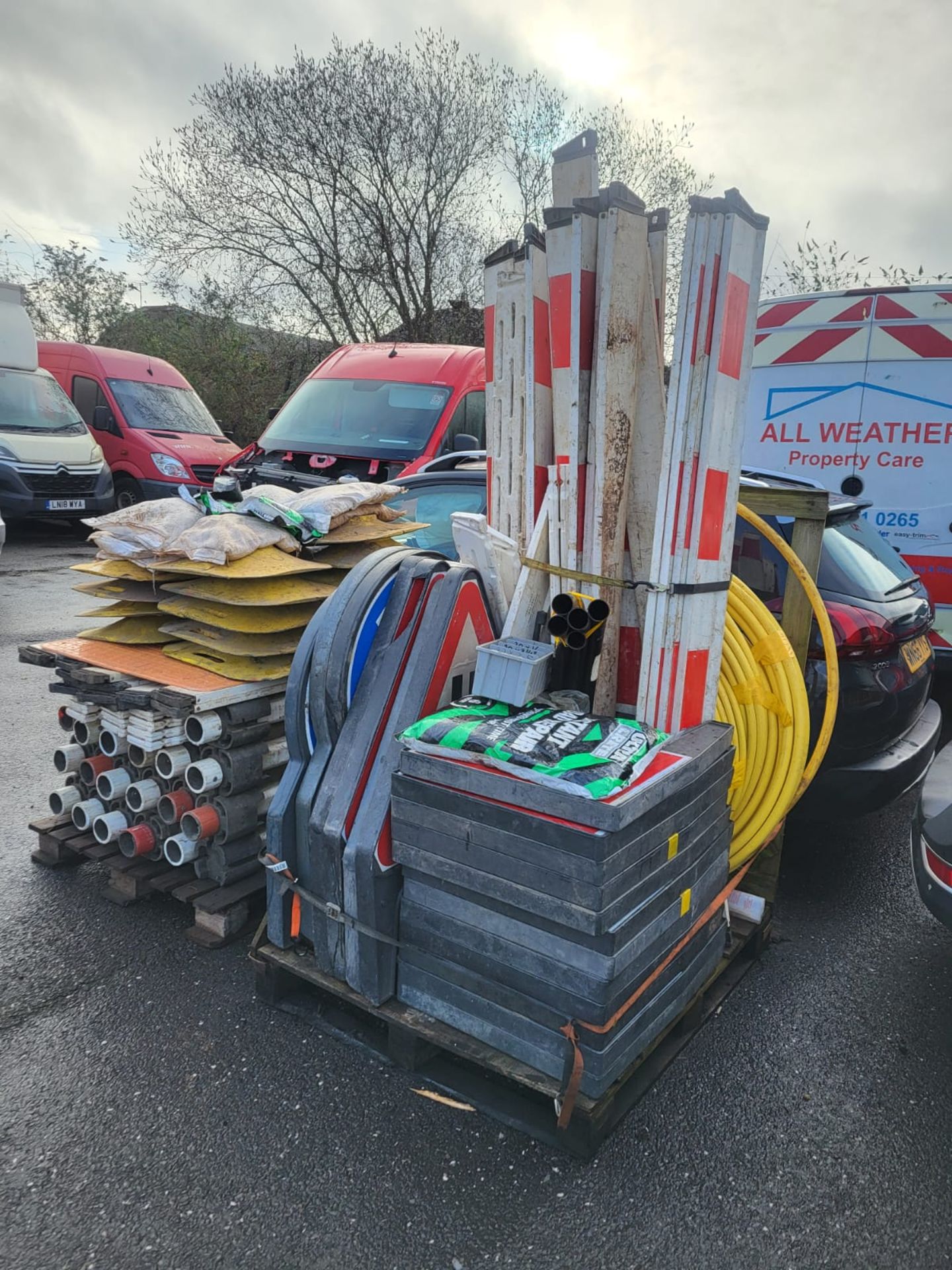 Joblot of Assorted Roadwork Equiptment and Signage *NO VAT*