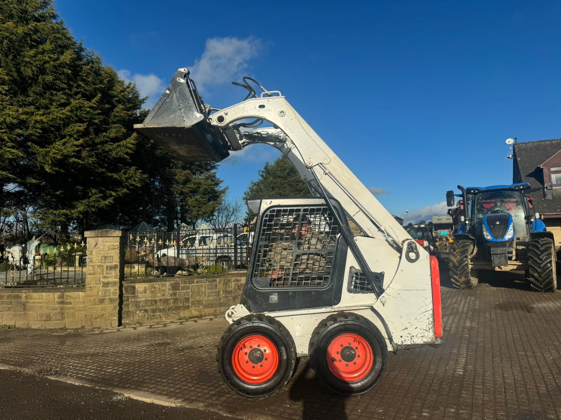 2015 BOBCAT S450 WHEELED SKIDSTEER LOADER WITH 65 INCH 4 IN 1 BUCKET *PLUS VAT* - Image 5 of 14