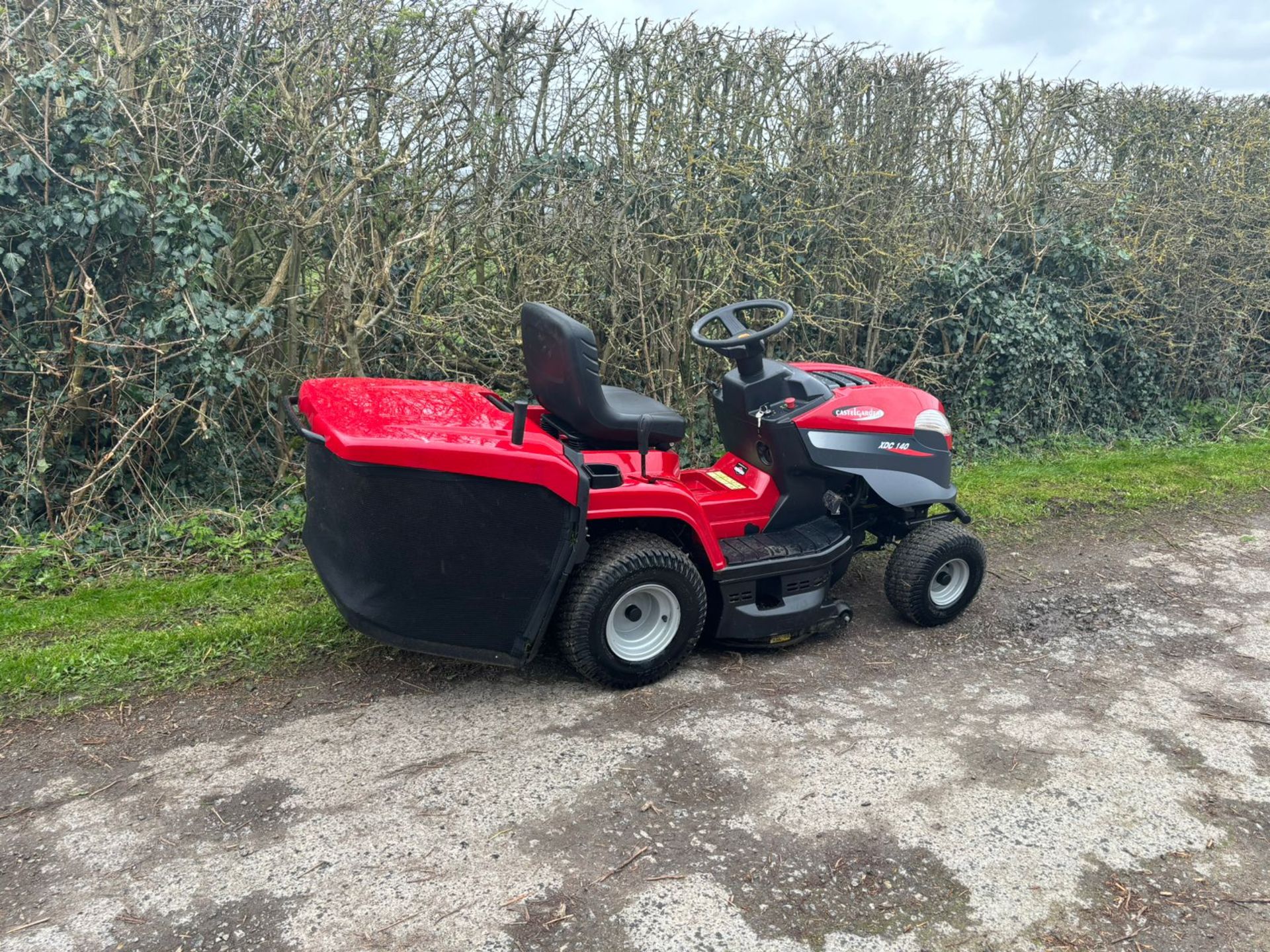 2017 CASTEL GARDEN XDC140 RIDE ON MOWER WITH REAR COLLECTOR *PLUS VAT* - Image 9 of 18